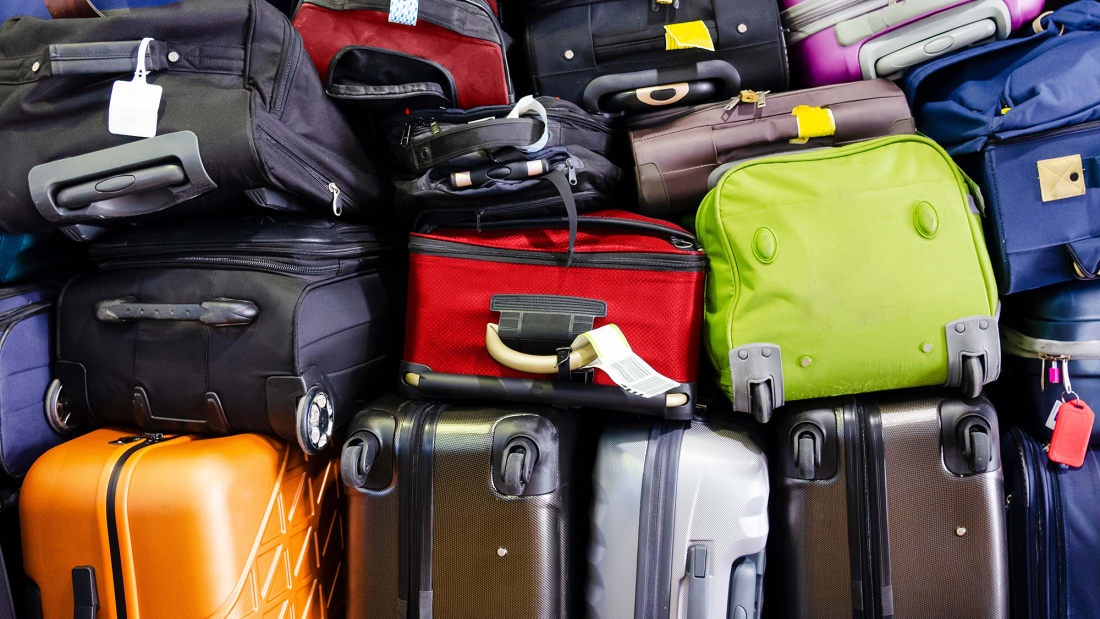 De AirTag trong vali that lac, co gai vach tran hang bay hinh anh