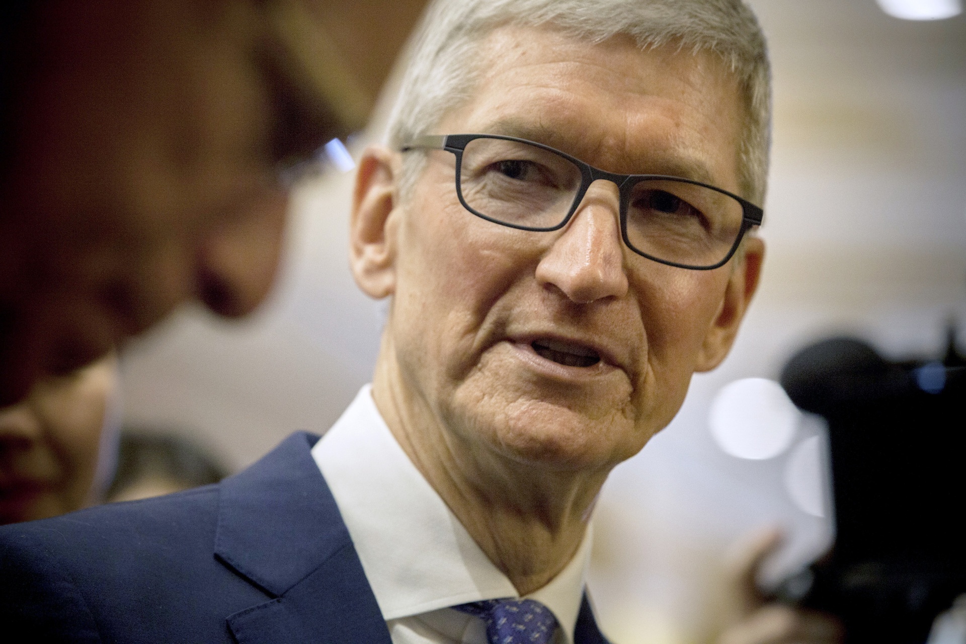 Tim Cook bi giam luong, thuong hinh anh