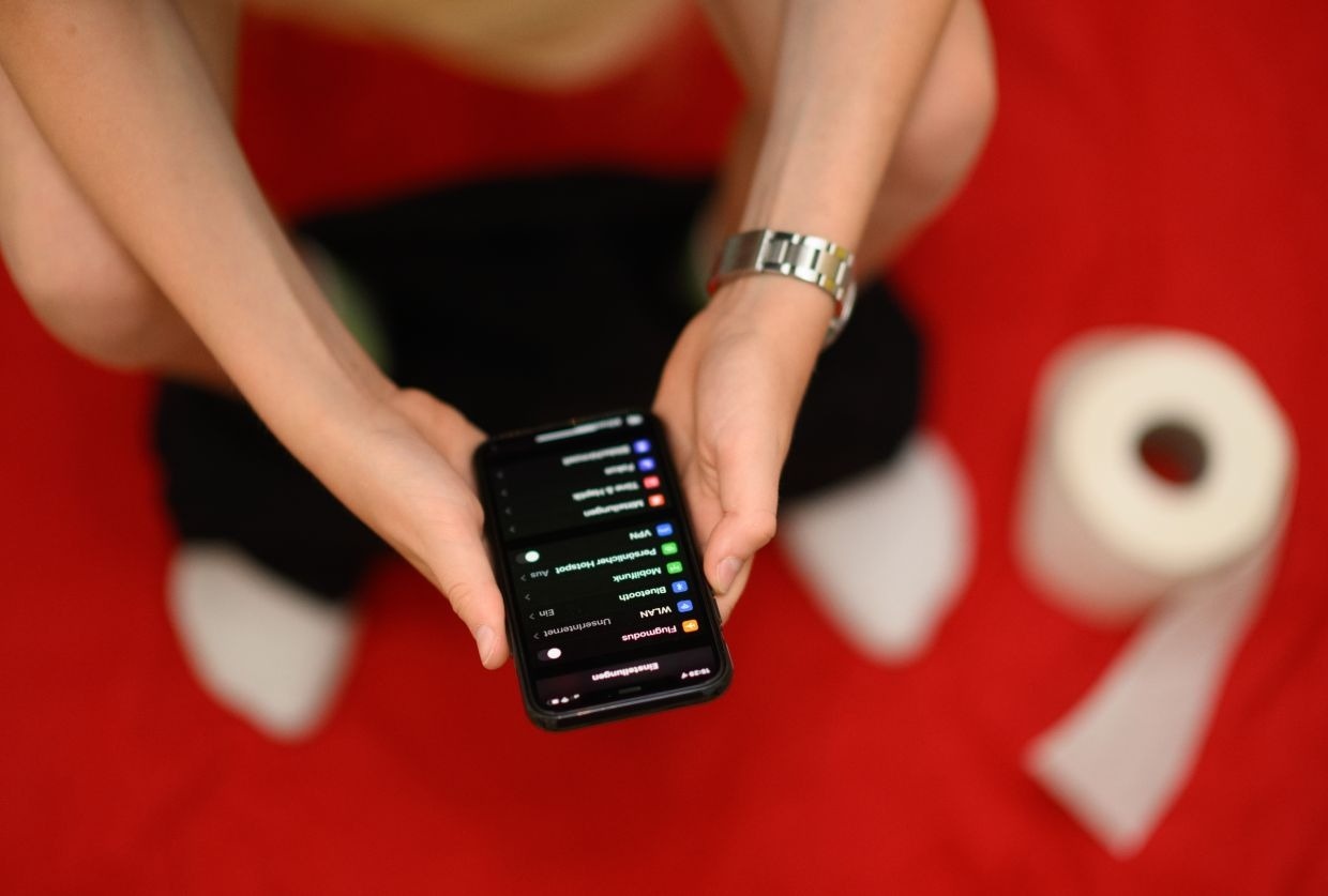 Dung dien thoai trong toilet anh 2