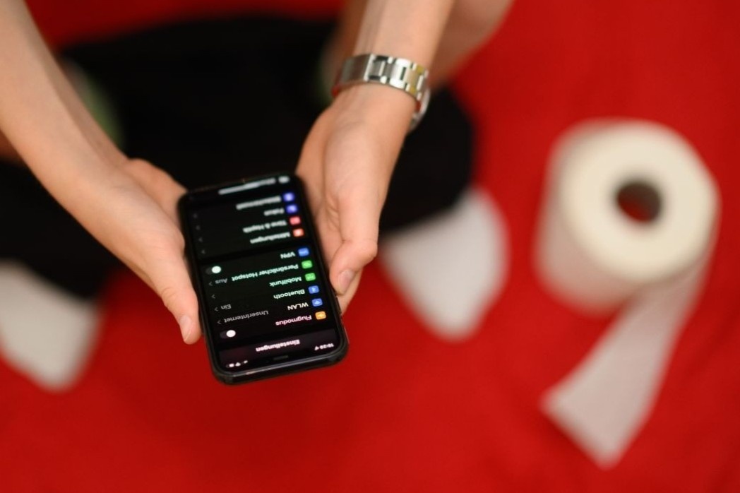 Dung mang dien thoai vao toilet nua hinh anh