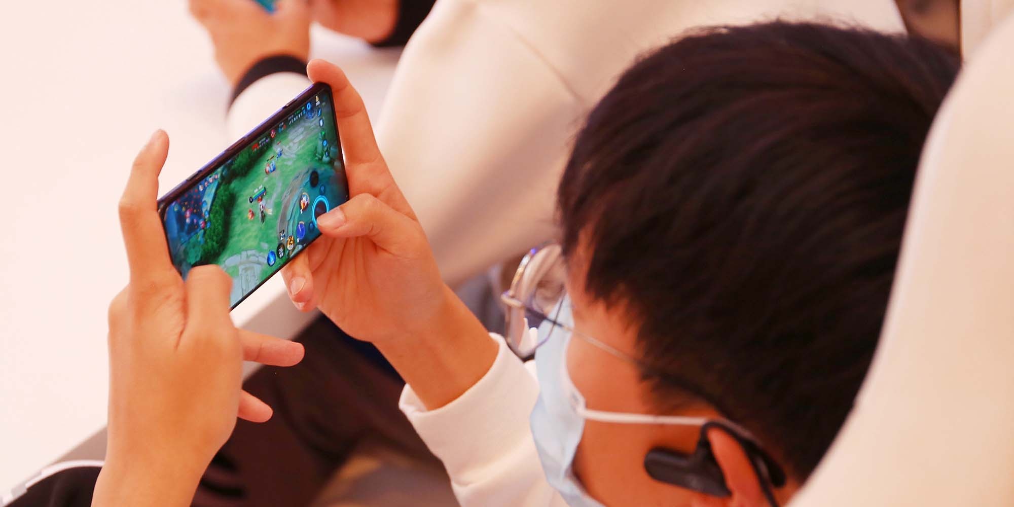 Thanh nien Trung Quoc choi game de kiem nguoi yeu hon hinh anh