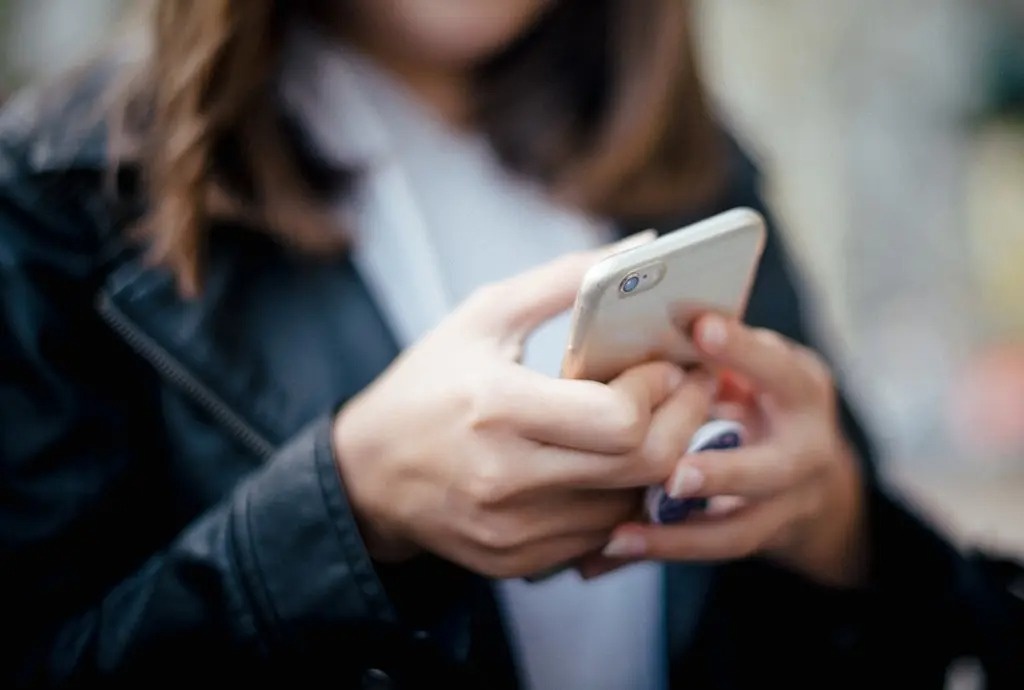 Dung luot smartphone khi nghi anh 1