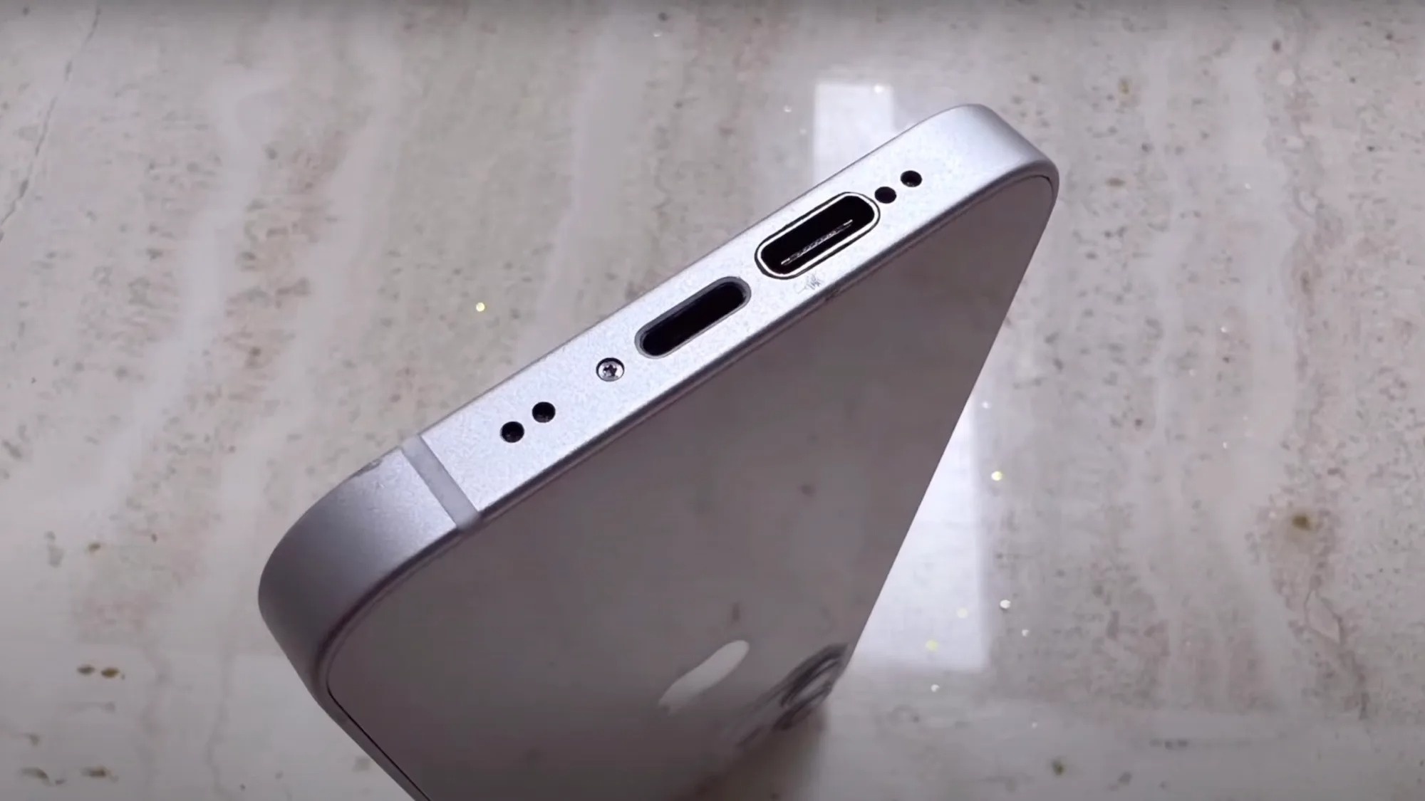 YouTuber tu che iPhone co ca cong USB-C lan Lightning hinh anh