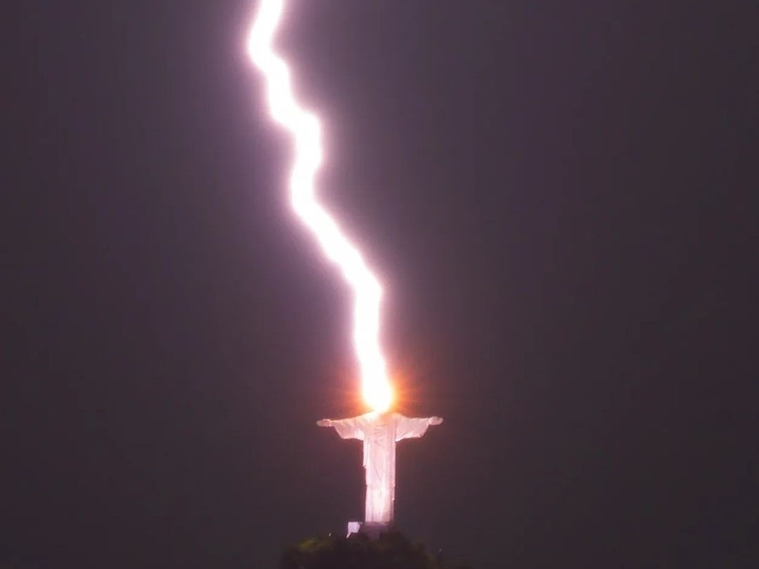 Dang sau buc anh set danh tuong Chua Jesus o Brazil hinh anh