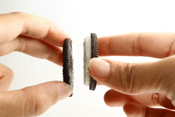 An banh Oreo dung cach anh 1