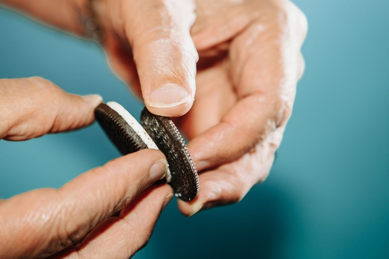 Boc 1.000 chiec banh Oreo de tim cach tach kem hoan hao hinh anh