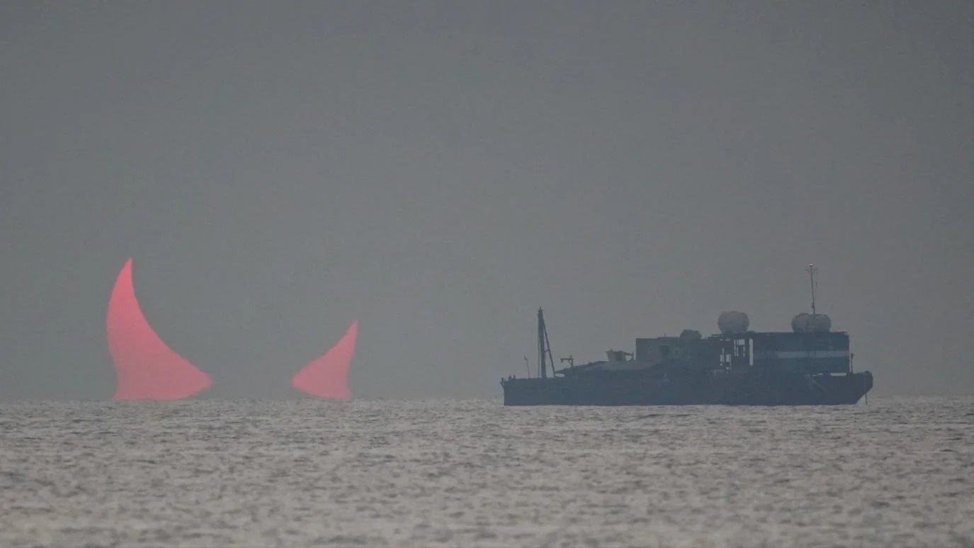 Cau chuyen dang sau buc anh ‘sung quy’ noi tren bien hinh anh