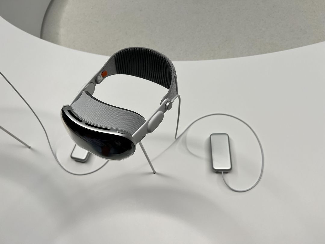 Can kinh Apple 3.500 USD anh 2