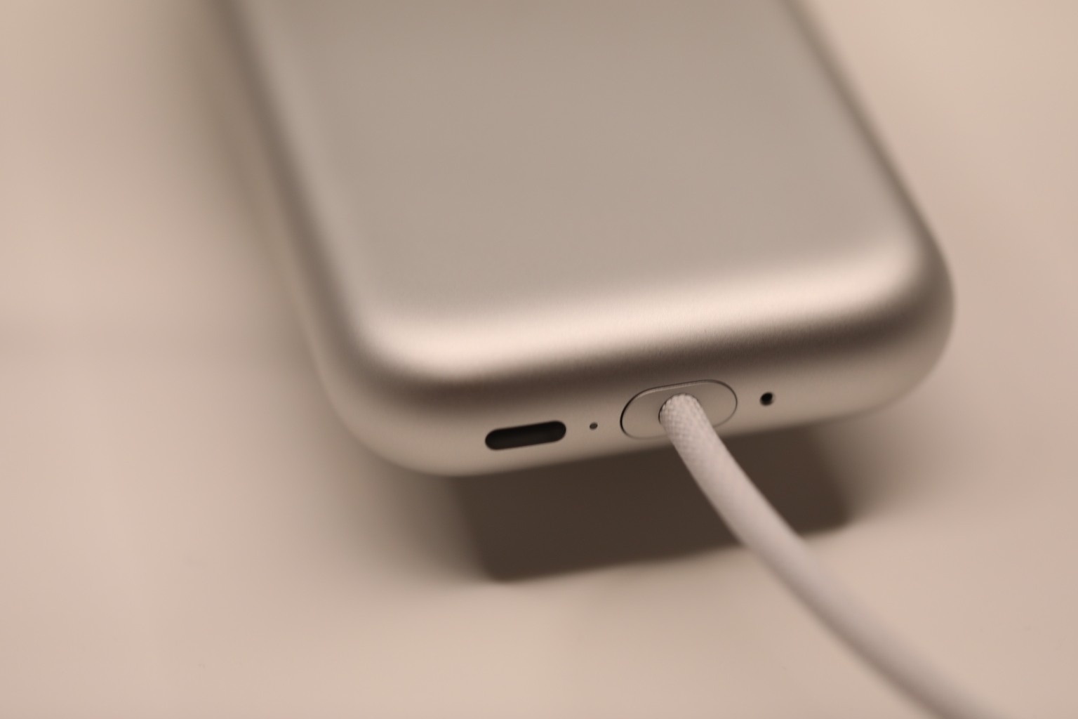 Can kinh Apple 3.500 USD anh 5