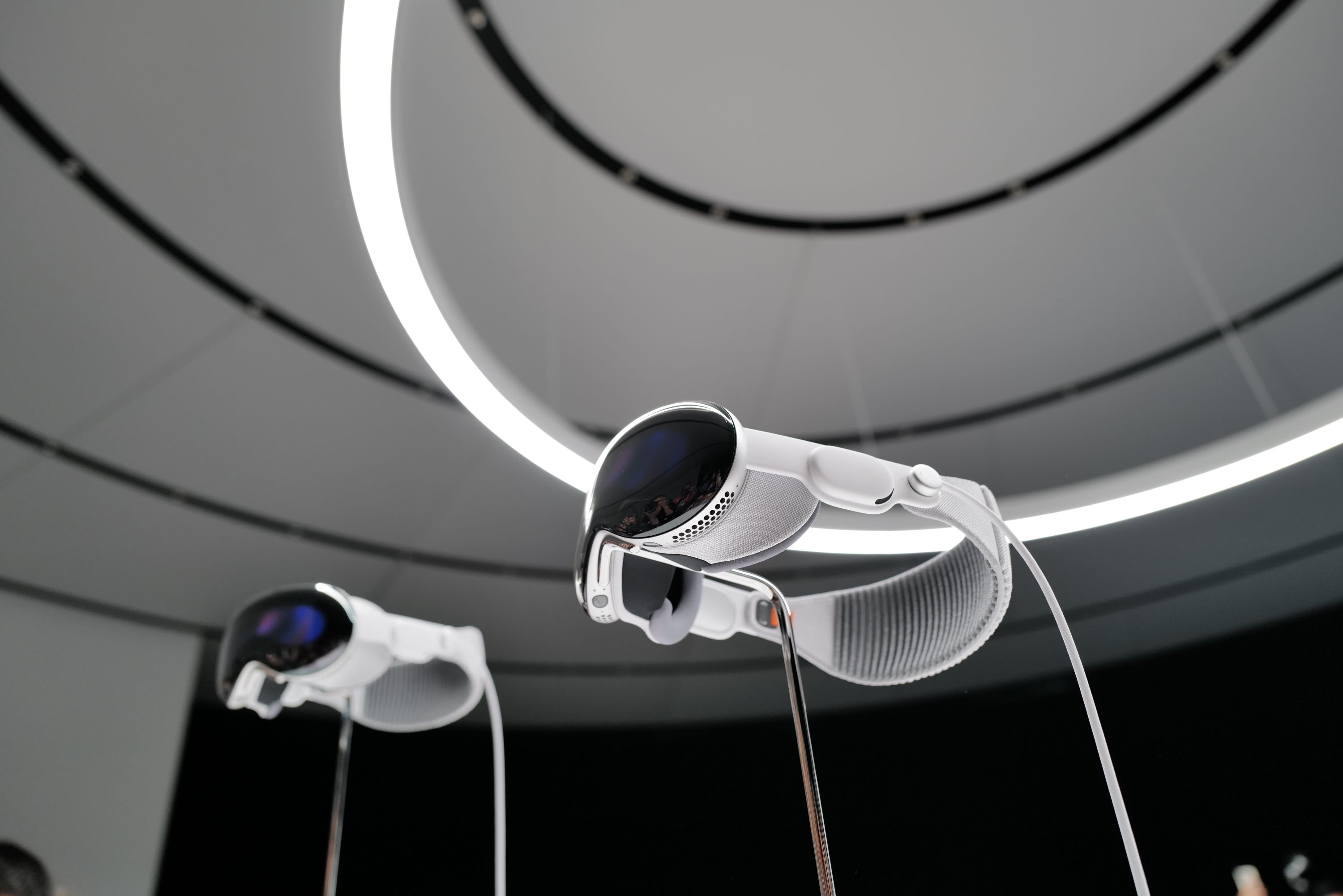 Can kinh Apple 3.500 USD anh 4