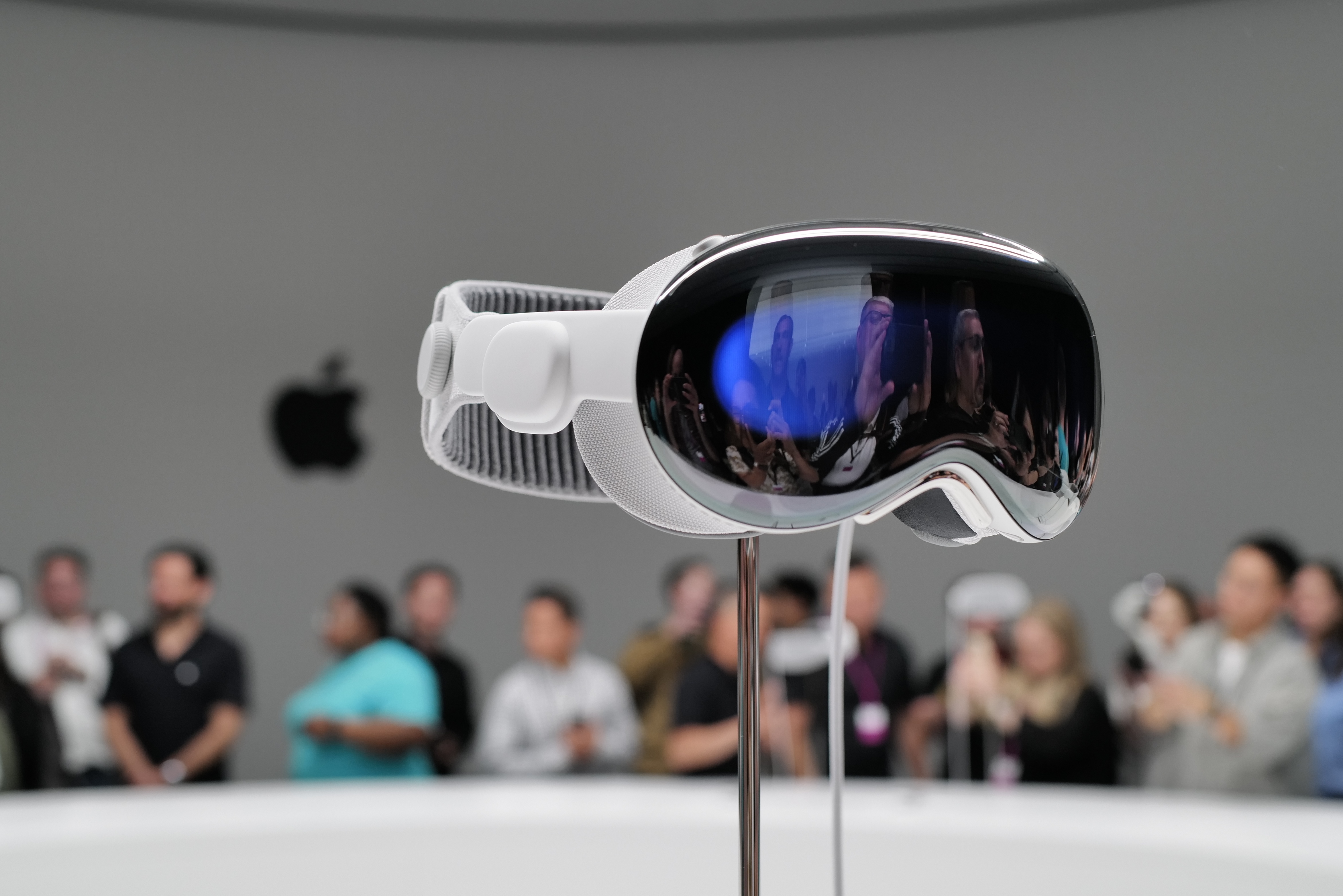 Nhung danh gia ban dau ve chiec kinh 3.500 USD cua Apple hinh anh