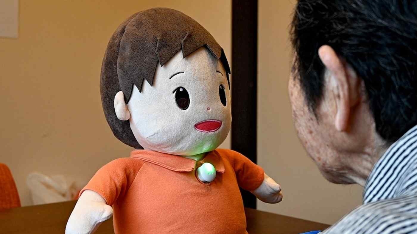 Vien duong lao Nhat dung robot de lam ban voi nguoi gia hinh anh