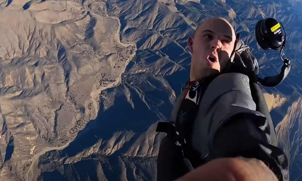 YouTuber di tu vi dam vo may bay hinh anh