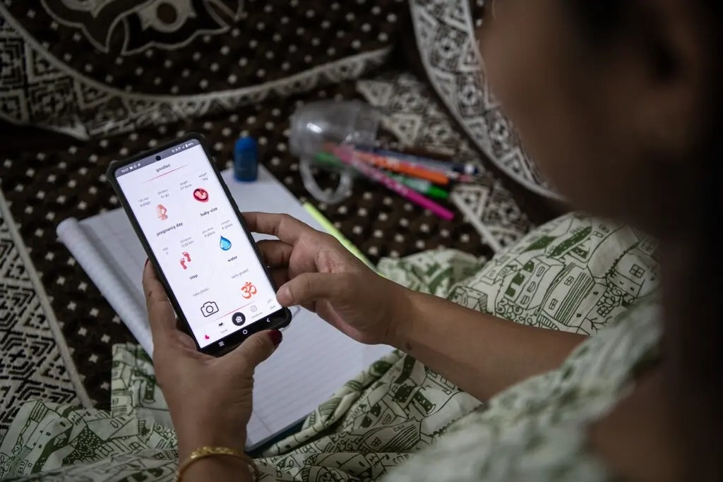 Me bau An Do dung app de mong nuoi con thanh Musk, Einstein tuong lai hinh anh