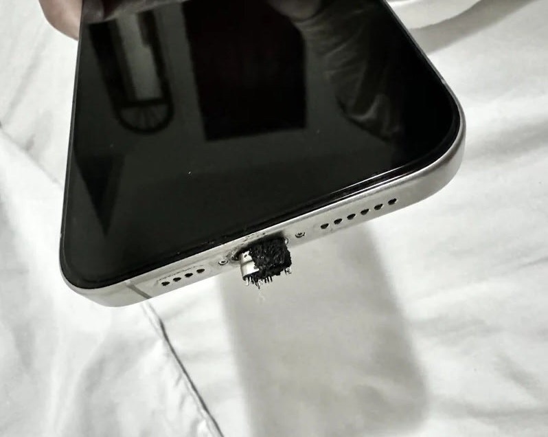 Cong sac iPhone 15 chay den, chay nhua vi soi cap troi noi hinh anh