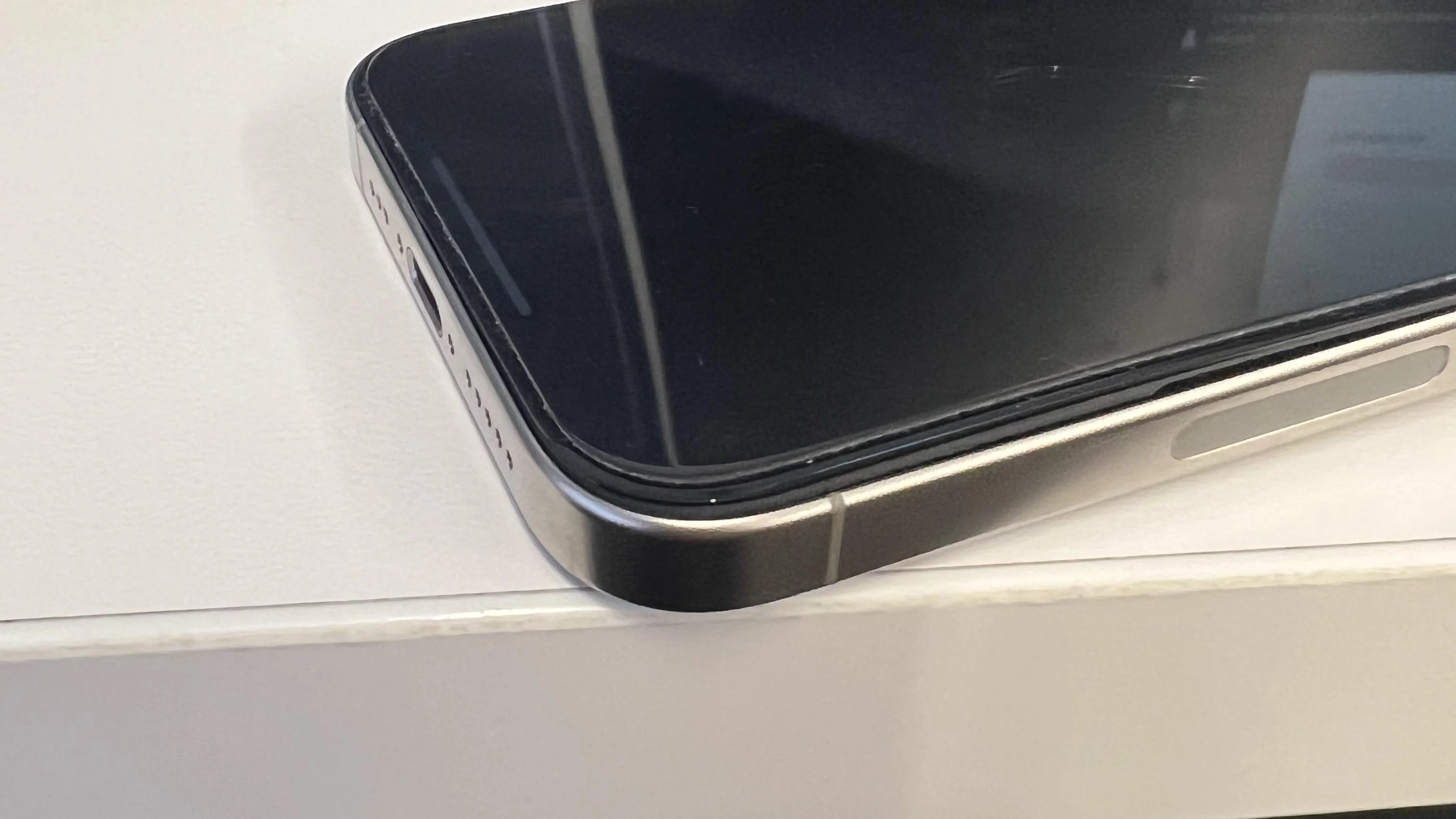 Nguoi dung Viet Nam gap truong hop iPhone 15 phong pin, sap nguon hinh anh