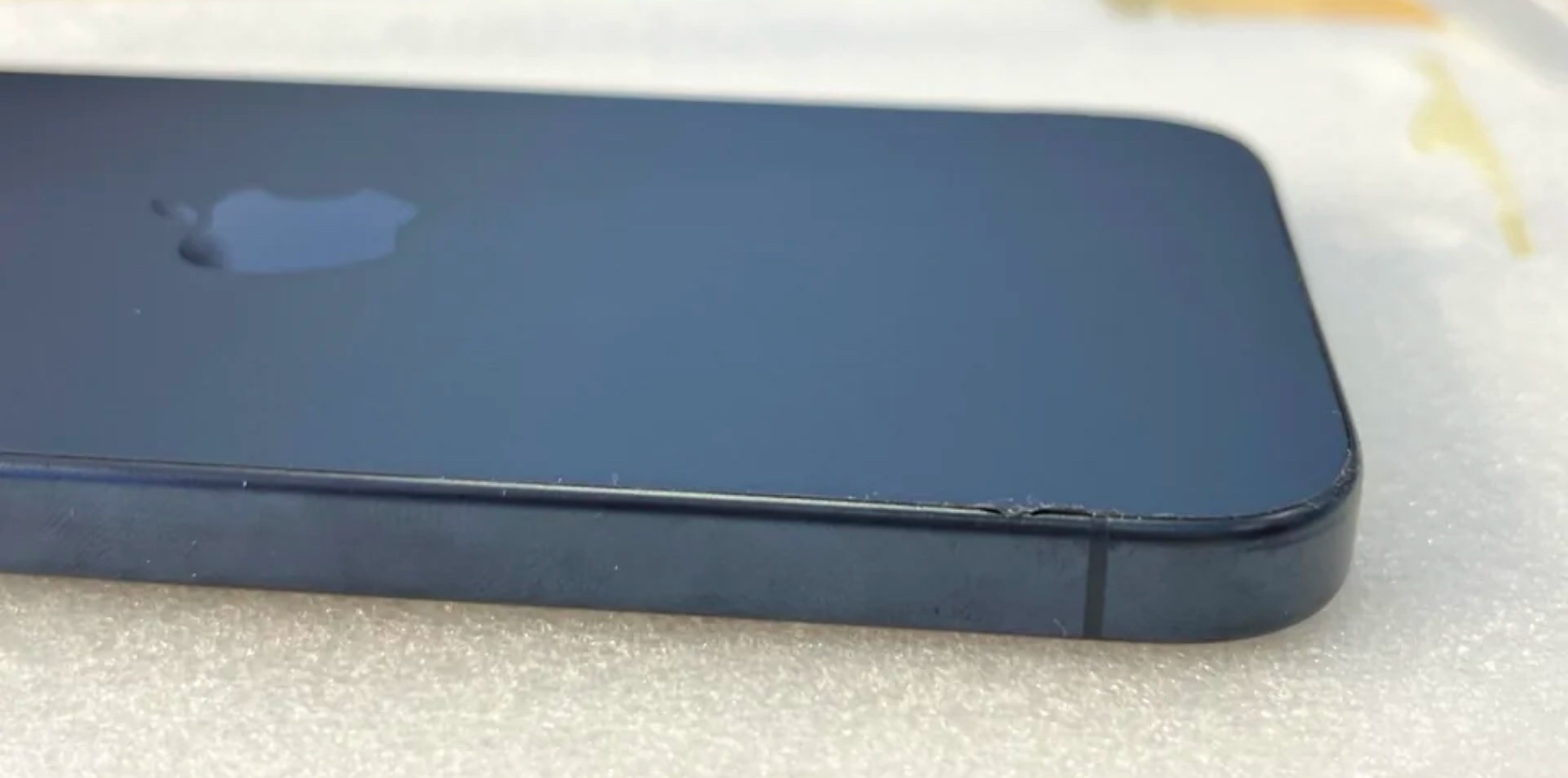 iPhone 15 Pro dinh hien tuong bong keo vien mat lung hinh anh