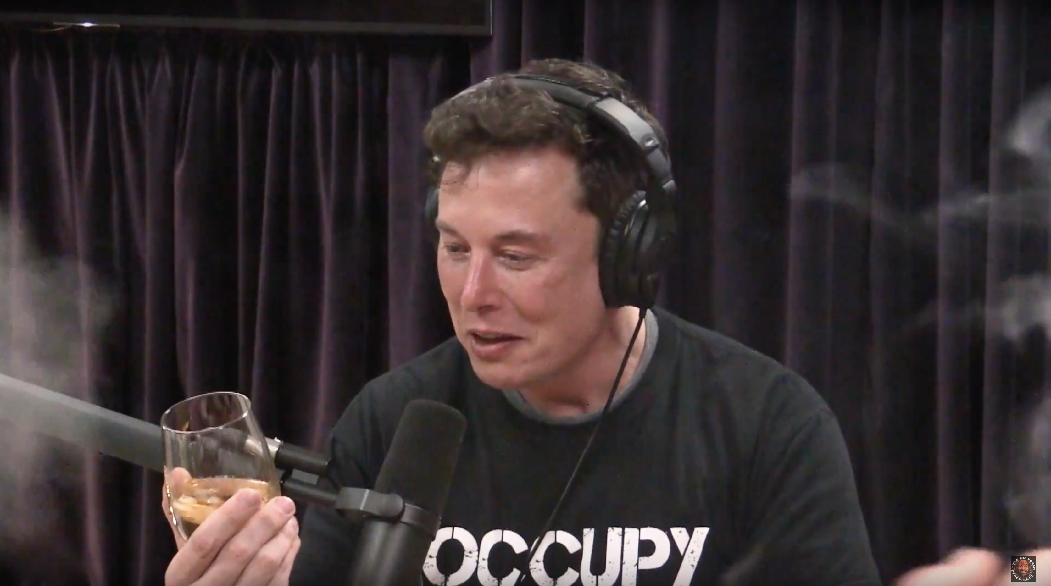 Elon Musk dung chat cam anh 2