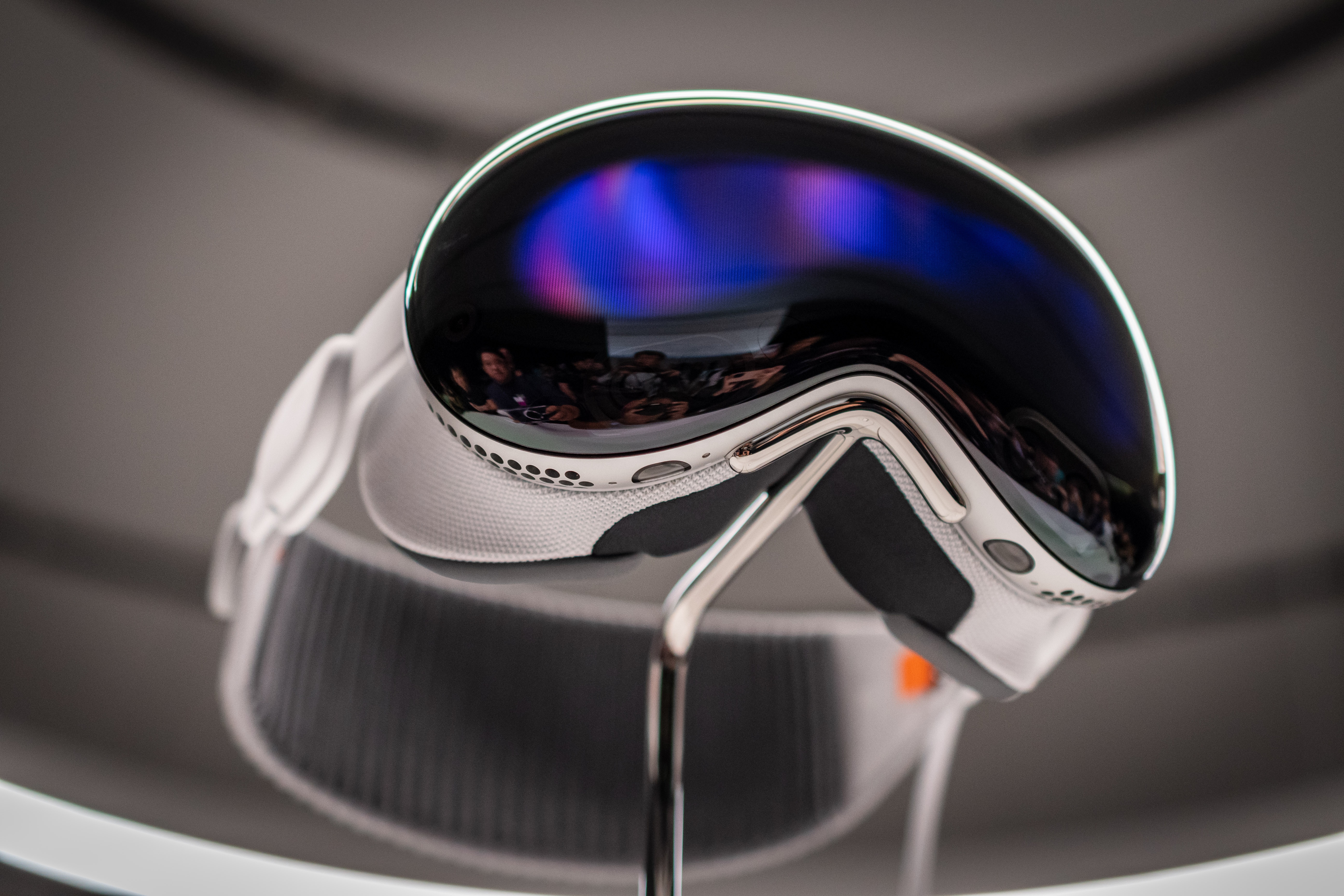 Gia sua kinh Vision Pro ngang mot chiec iPhone hinh anh