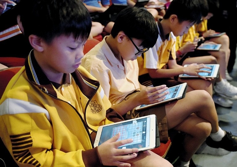 Cam hoc kem, bo me Trung Quoc nho AI day con hinh anh