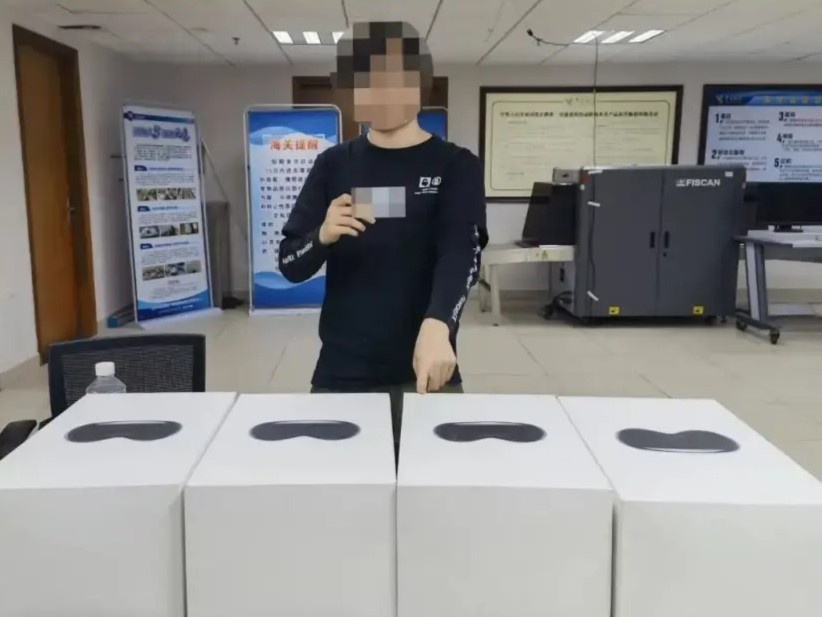 Bi bat vi buon lau lo hang Vision Pro 14.000 USD sang Trung Quoc hinh anh