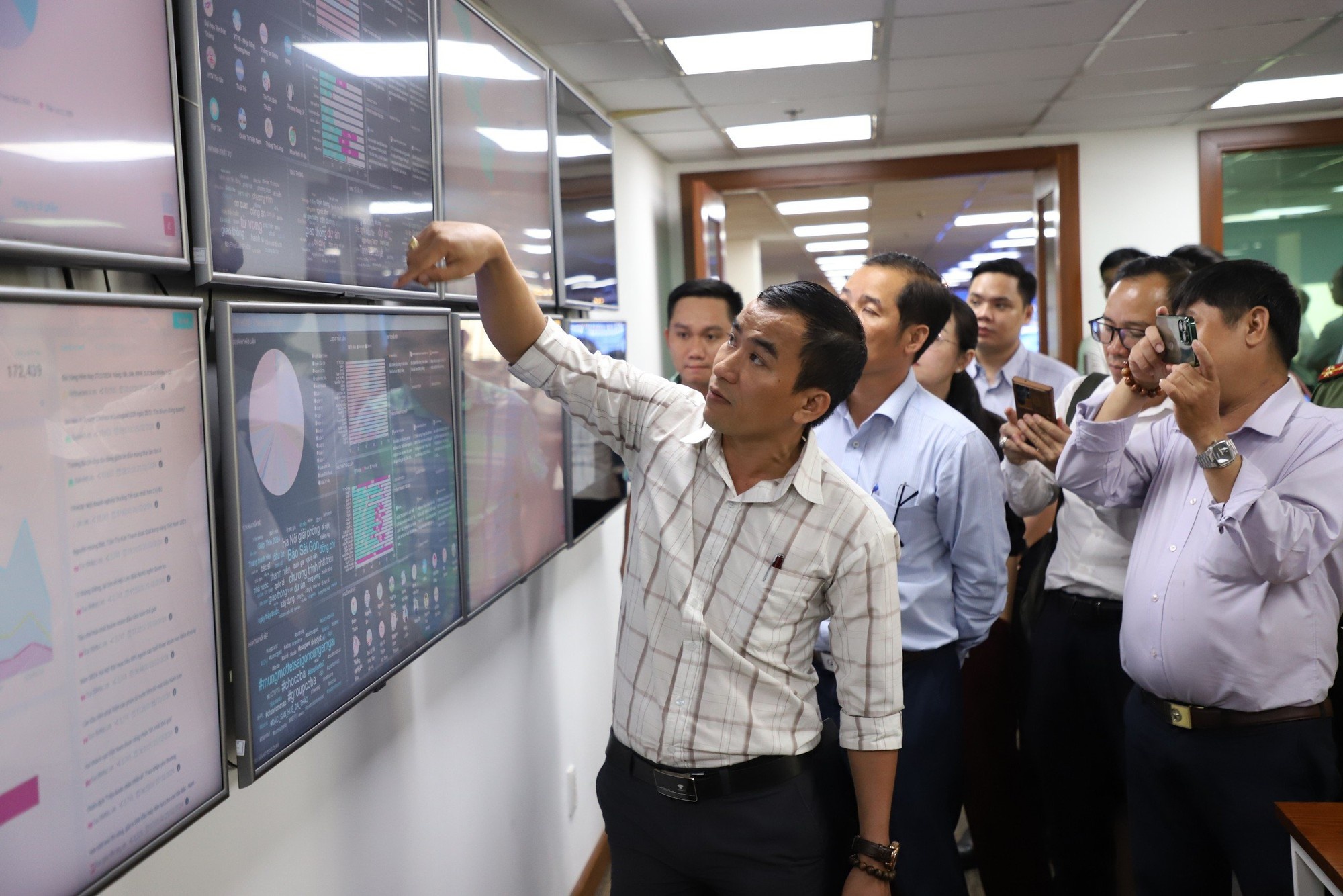 TP.HCM lang nghe MXH anh 2