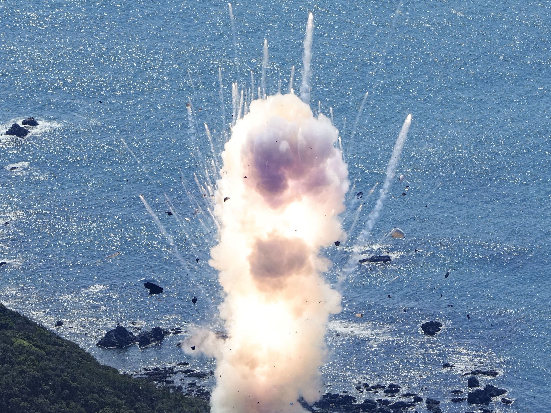 Ten lua tu nhan dau tien cua Nhat Ban phat no ngay sau khi phong hinh anh