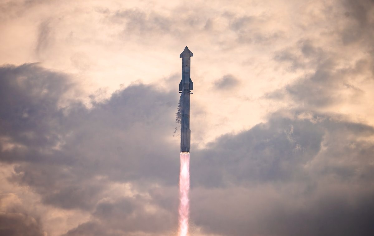 Tau vu tru SpaceX 'mat tich' khi tro lai Trai Dat hinh anh