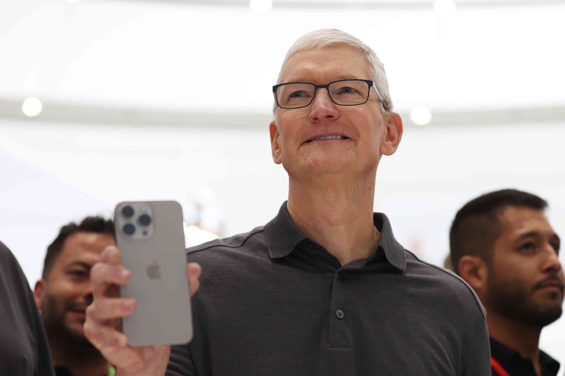 Ly do Tim Cook den Trung Quoc hinh anh