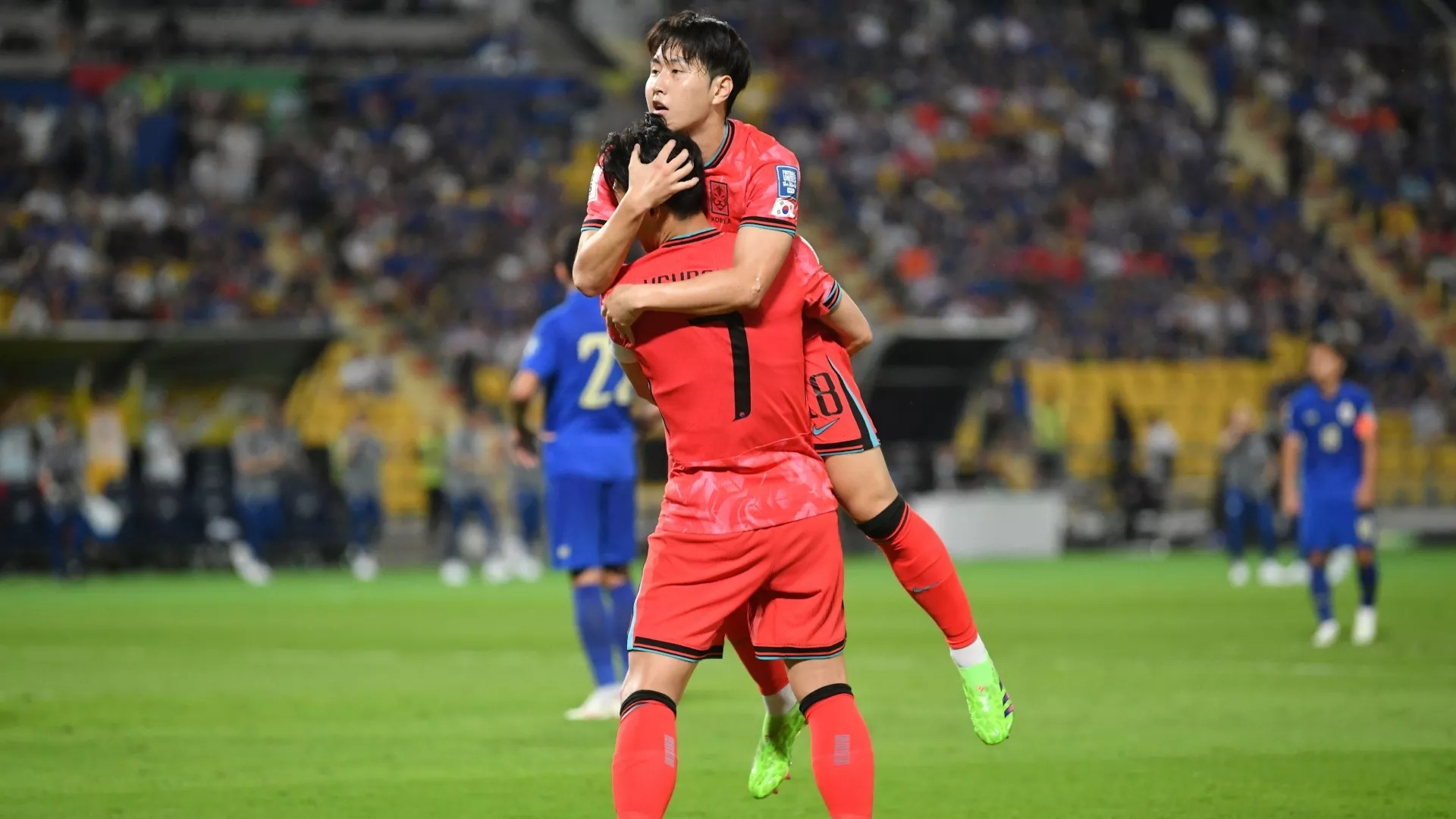 Lee Kang-in duoc nguoi ham mo tha thu hinh anh