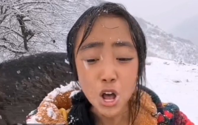 Ngoi tu vi livestream gia ngheo, gia kho ban hang hinh anh