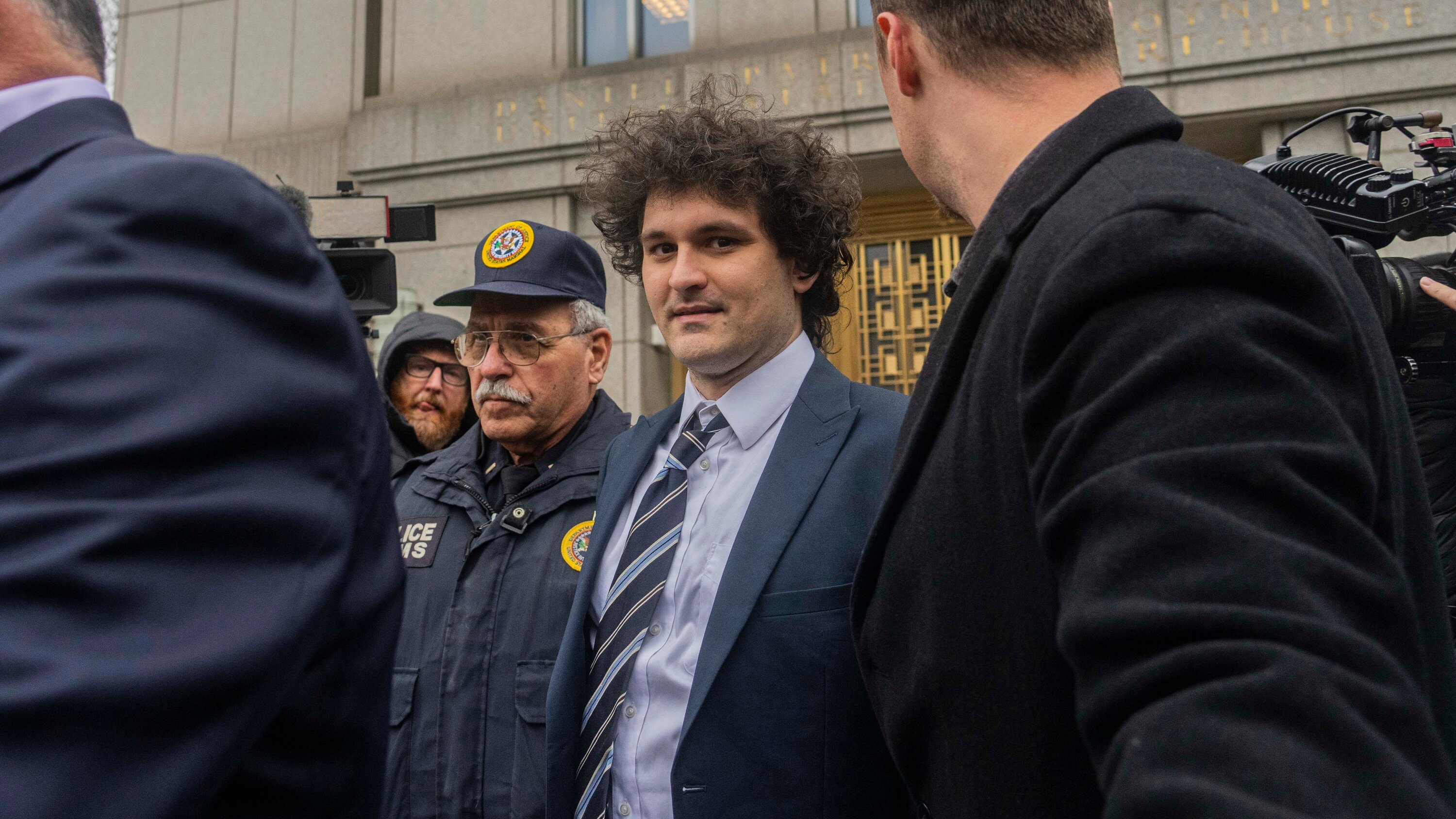 Sep FTX khong pham phap anh 2