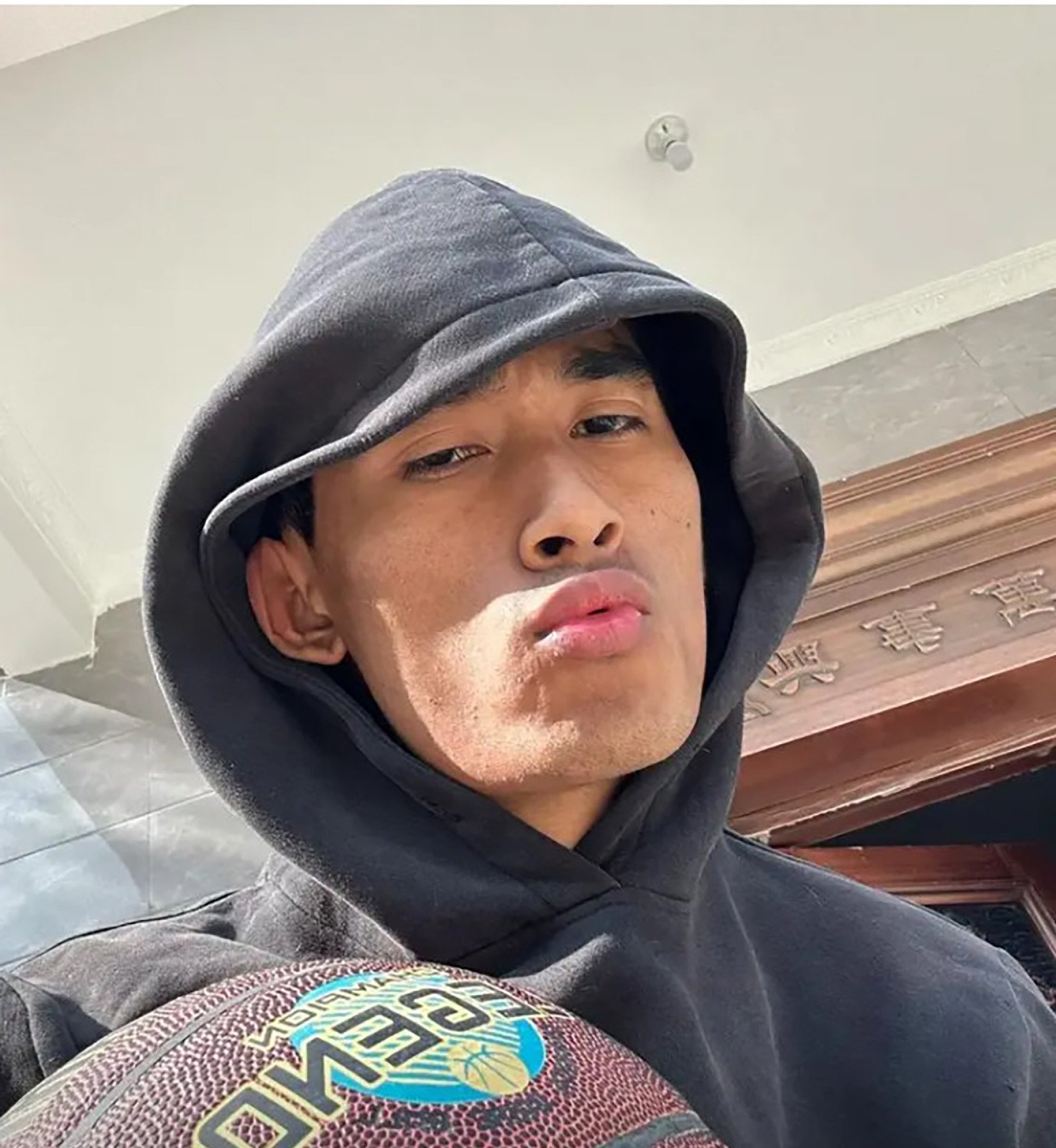 Livestreamer đóng giả huyền thoại ảnh 1 Livestreamer dong gia huyen thoai anh 1