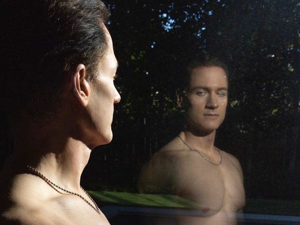 Khuon mat cua trieu phu 'lao hoa nguoc' gay tranh cai hinh anh