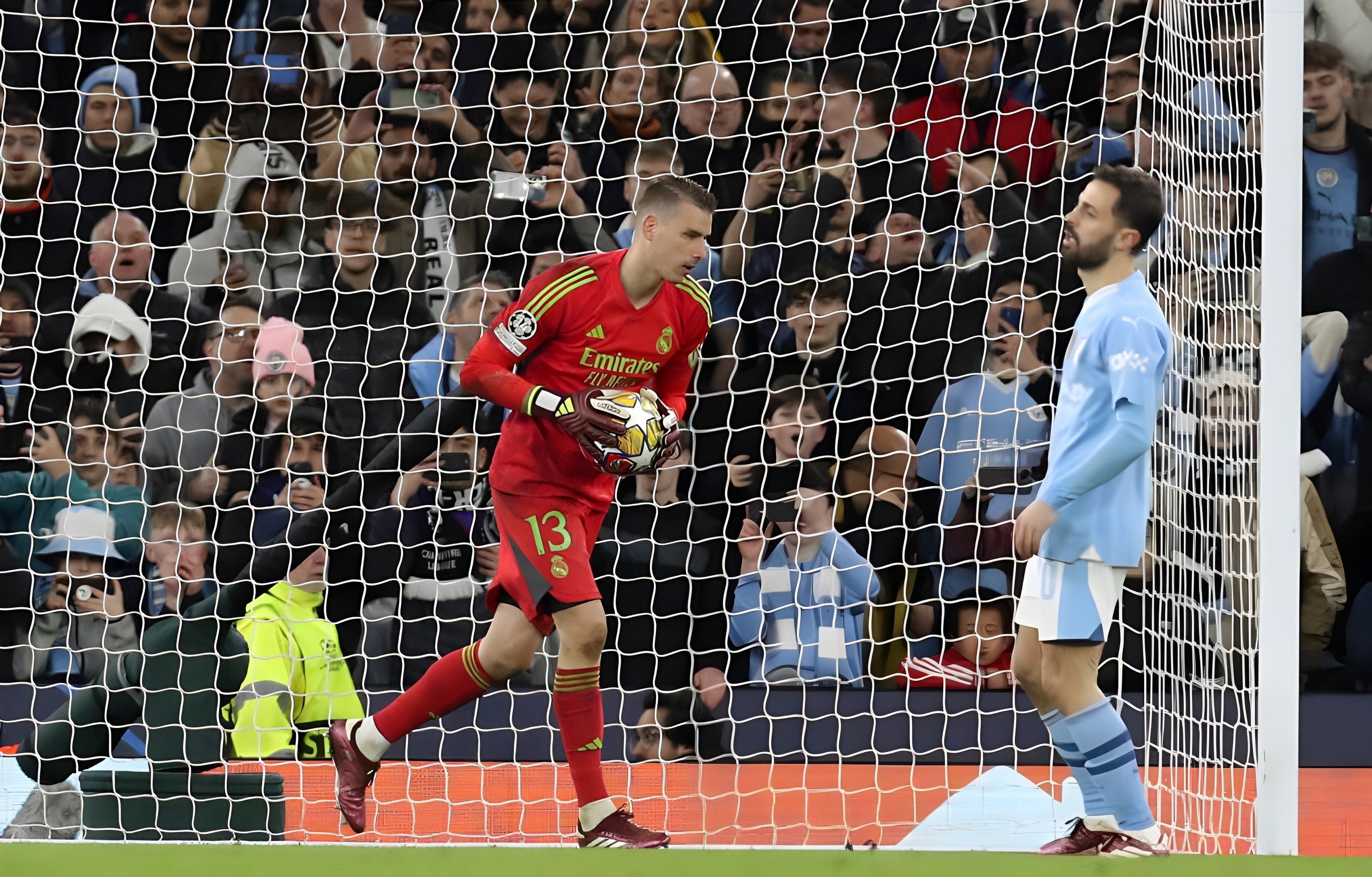 Dung trach Bernardo Silva hoi hot, hay khen Lunin dung cam hinh anh