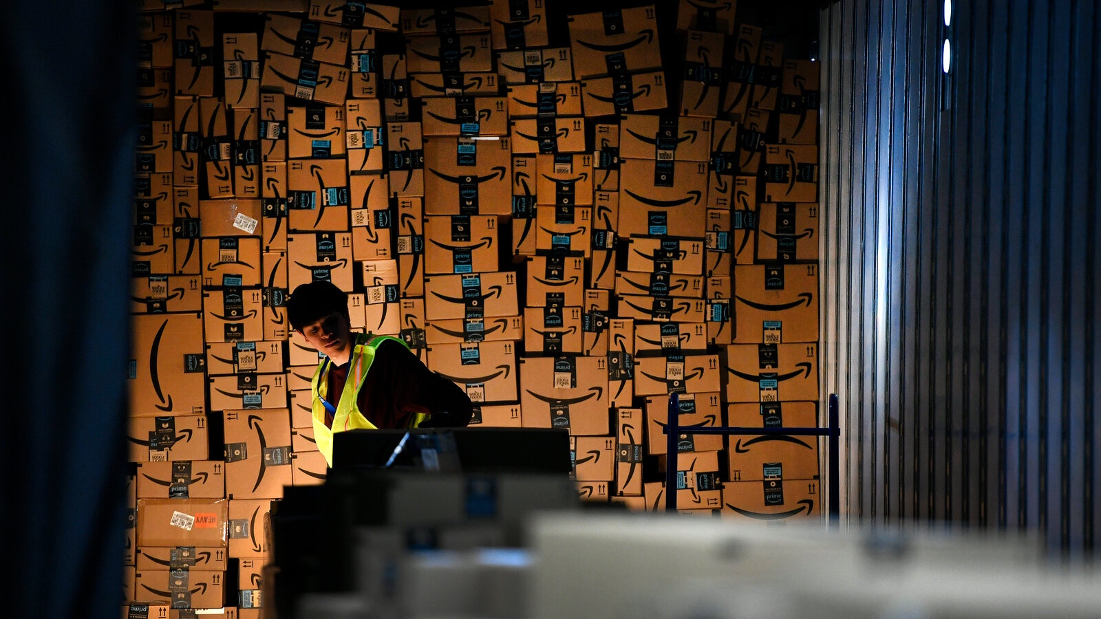 Amazon cai cam gian diep anh 2