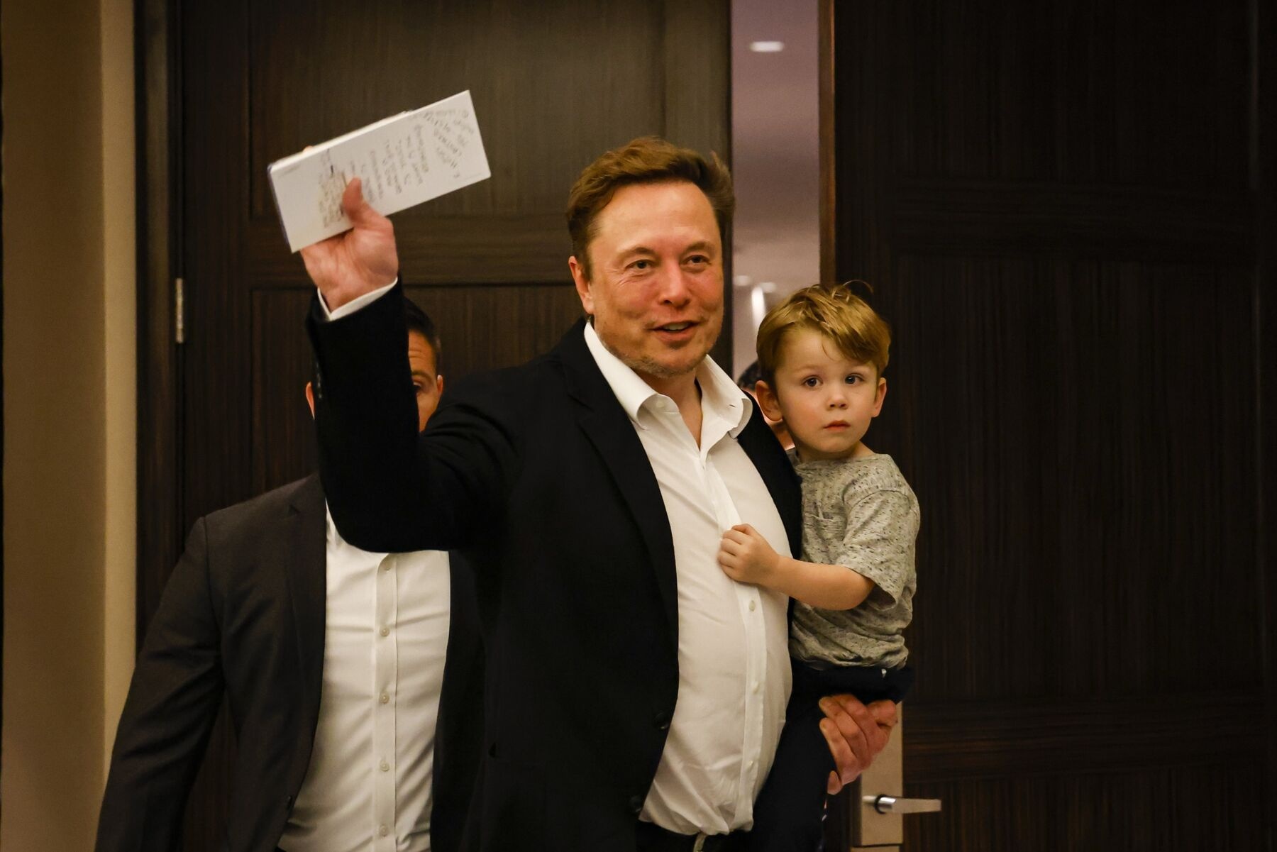 Be boi Elon Musk anh 4