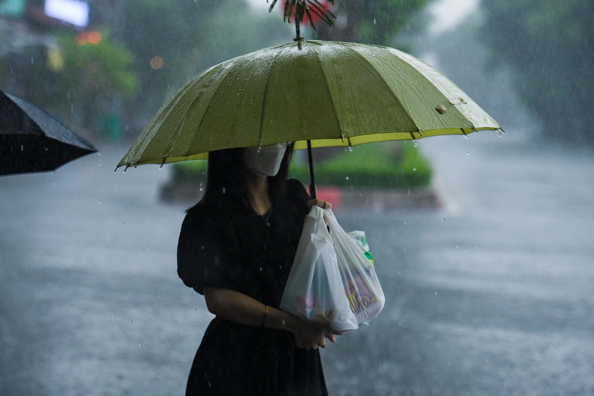 Tai sao mua da xuat hien giua mua nong? hinh anh