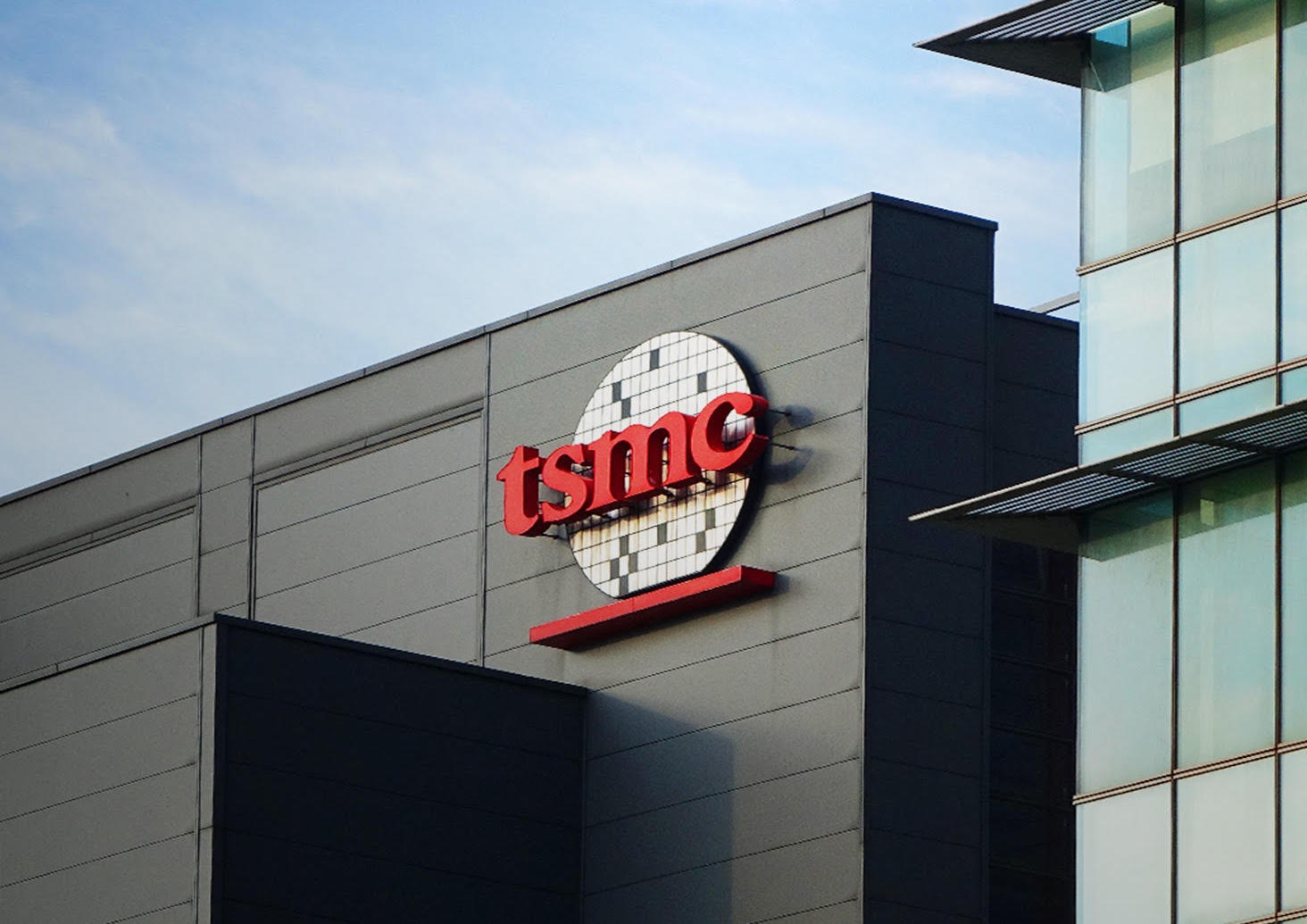 Doi tac quan trong cua Apple can moc von hoa 1.000 ty USD hinh anh