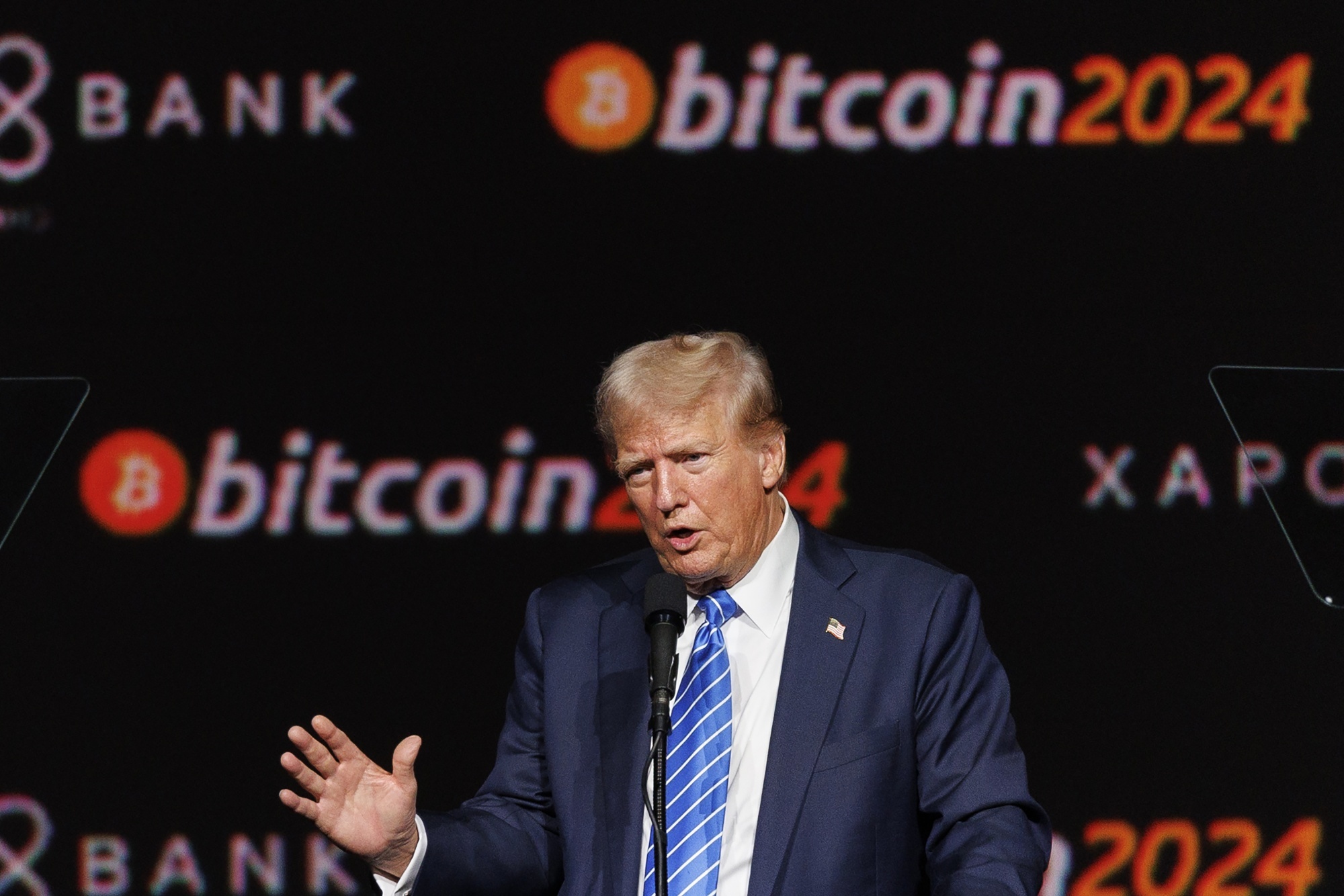 Ong Trump xuat hien, khuyen khong ban Bitcoin hinh anh
