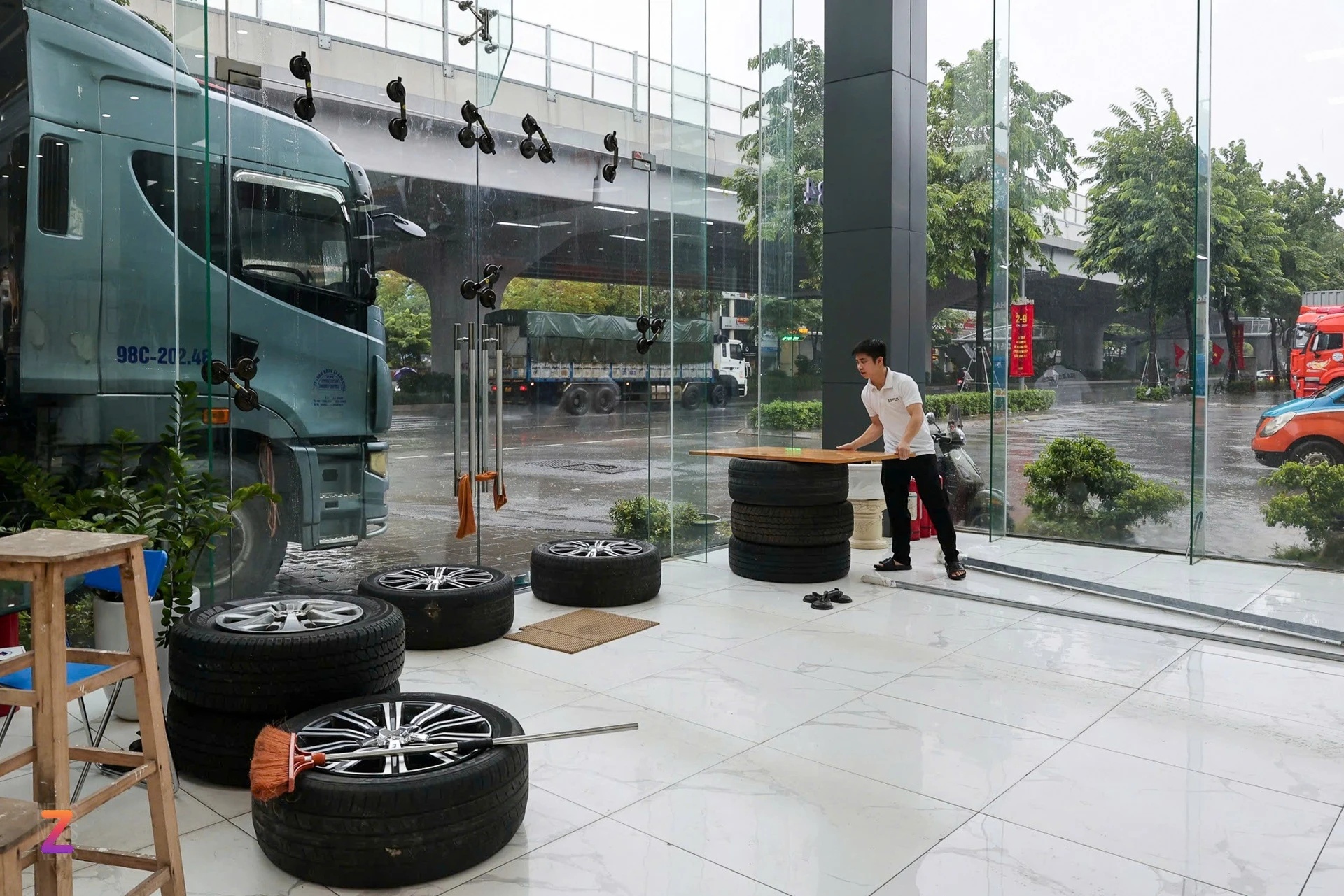 Khong mo cua giua bao anh 2