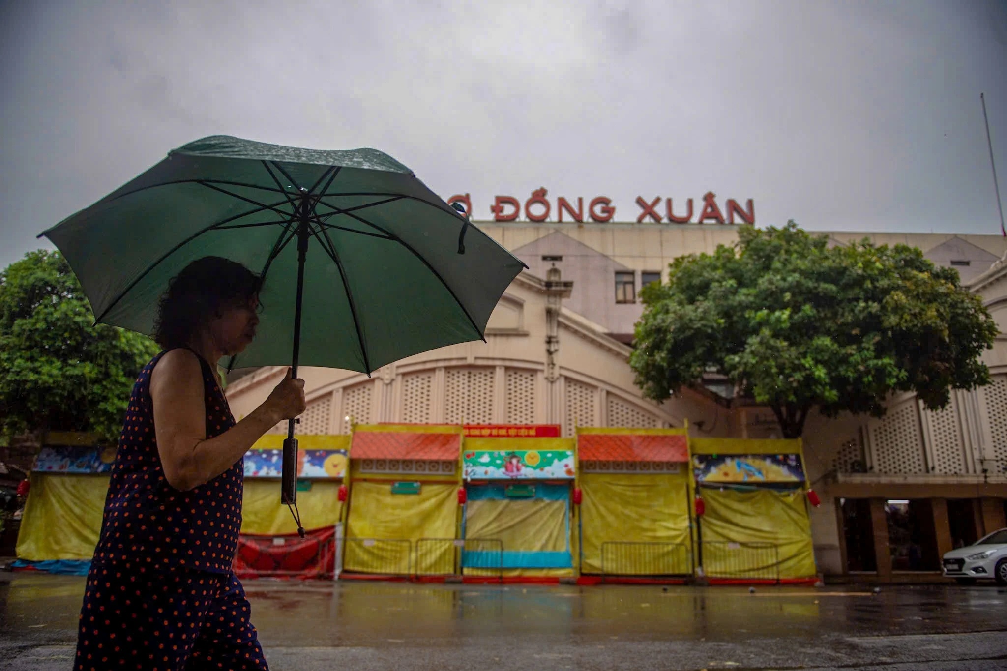 Tai sao troi quang giua con bao? hinh anh