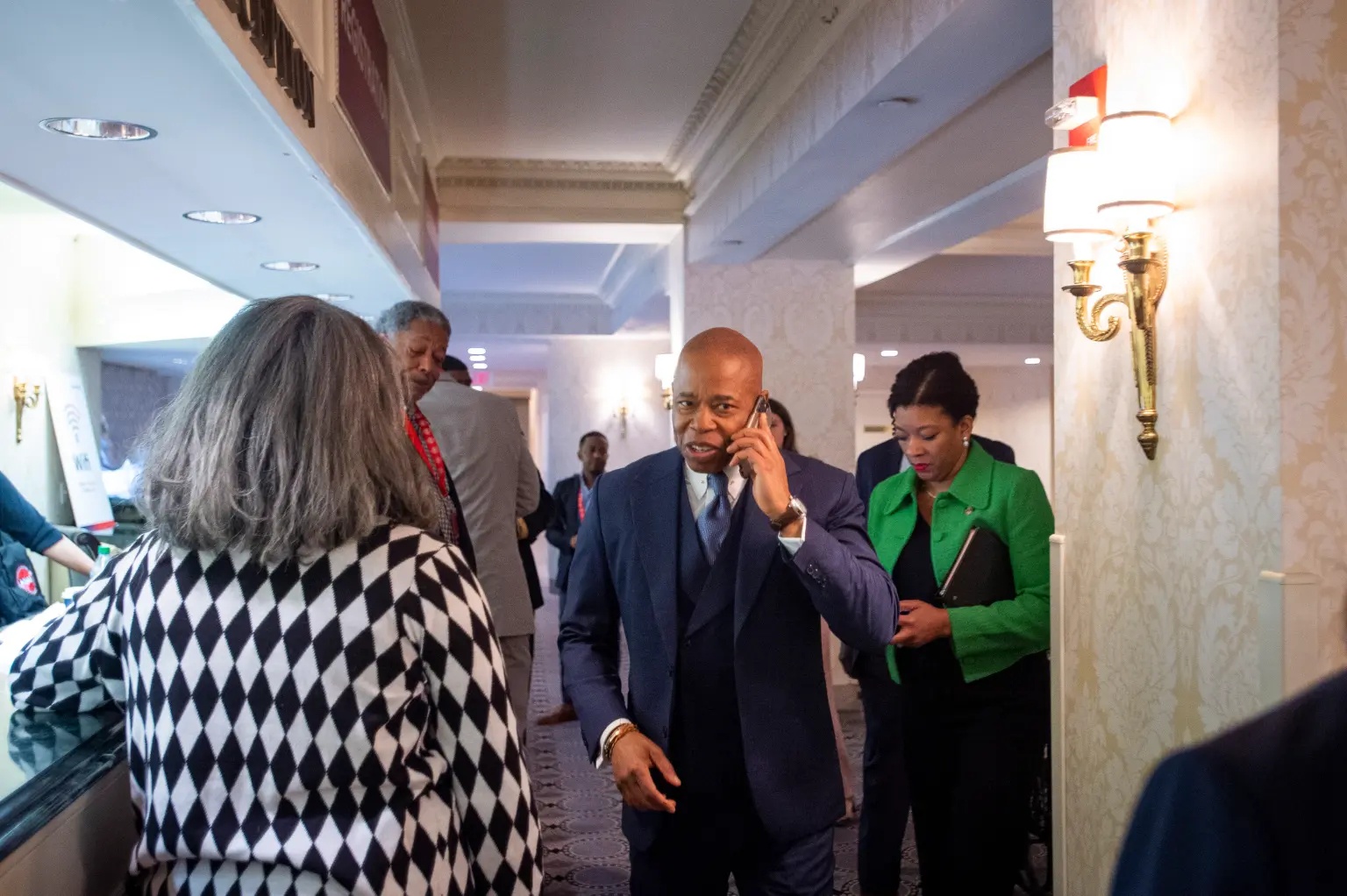 FBI cung chua mo duoc mat khau iPhone cua thi truong New York hinh anh