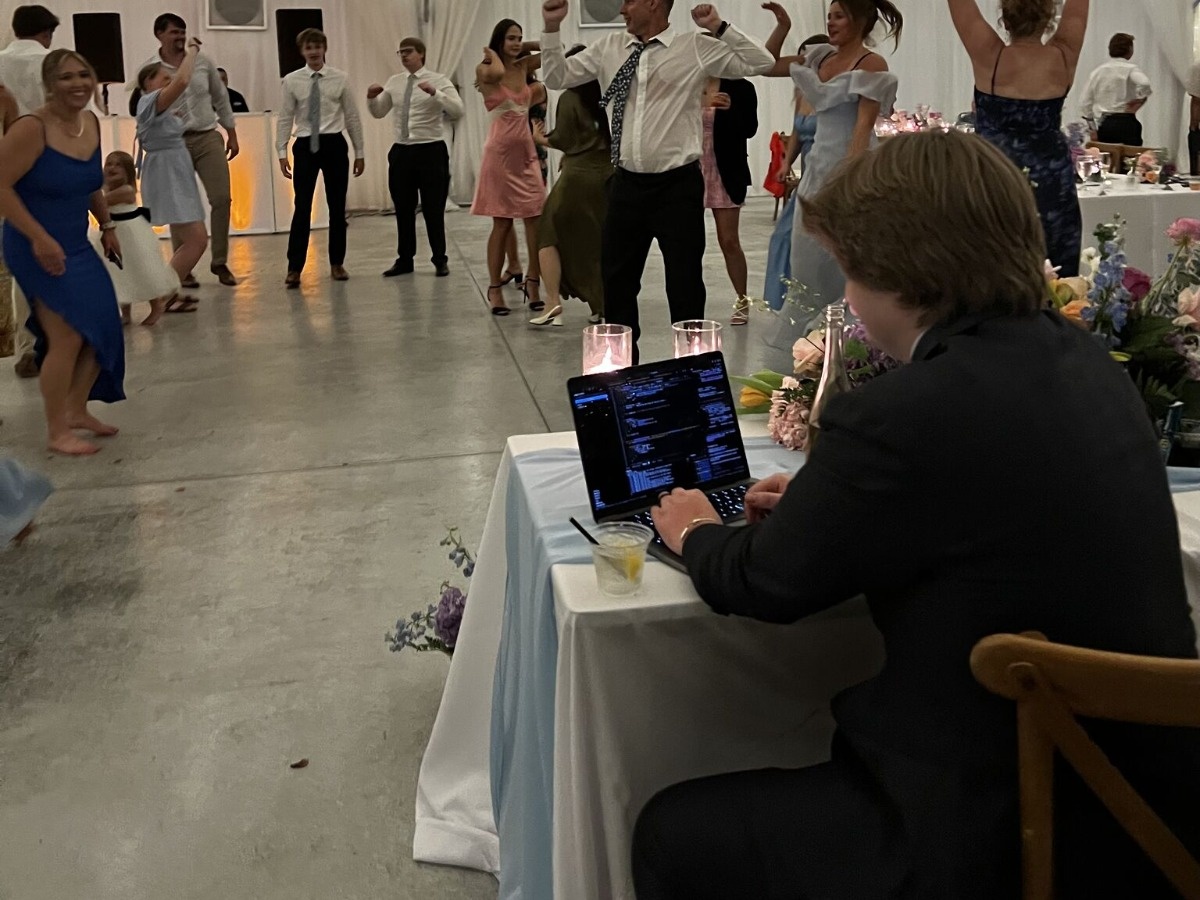 Chang trai ngoi go code trong ngay cuoi cua chinh minh hinh anh