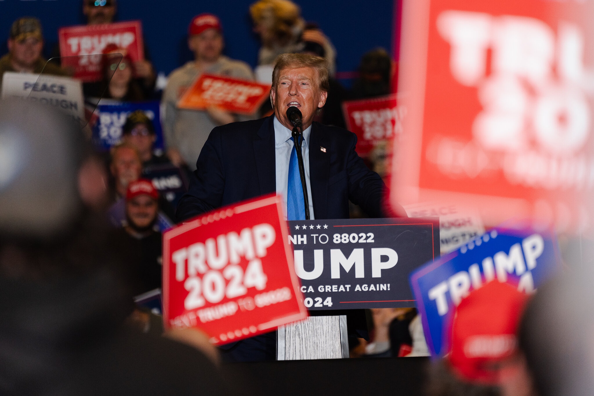 Lieu cac mang xa hoi co go bai viet ong Trump an mung som? hinh anh