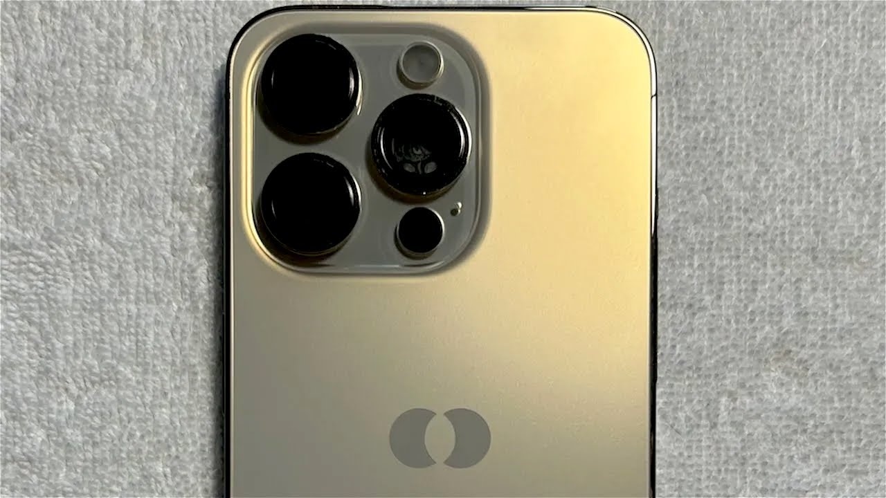 Chiec iPhone hiem hoi khong co logo Apple hinh anh