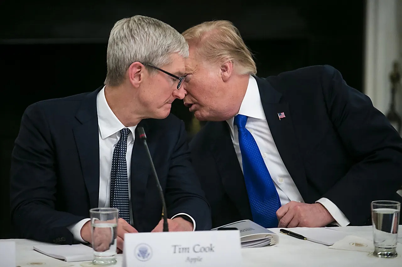Tim Cook giu mot 'cam nang' dac biet ve ong Trump hinh anh