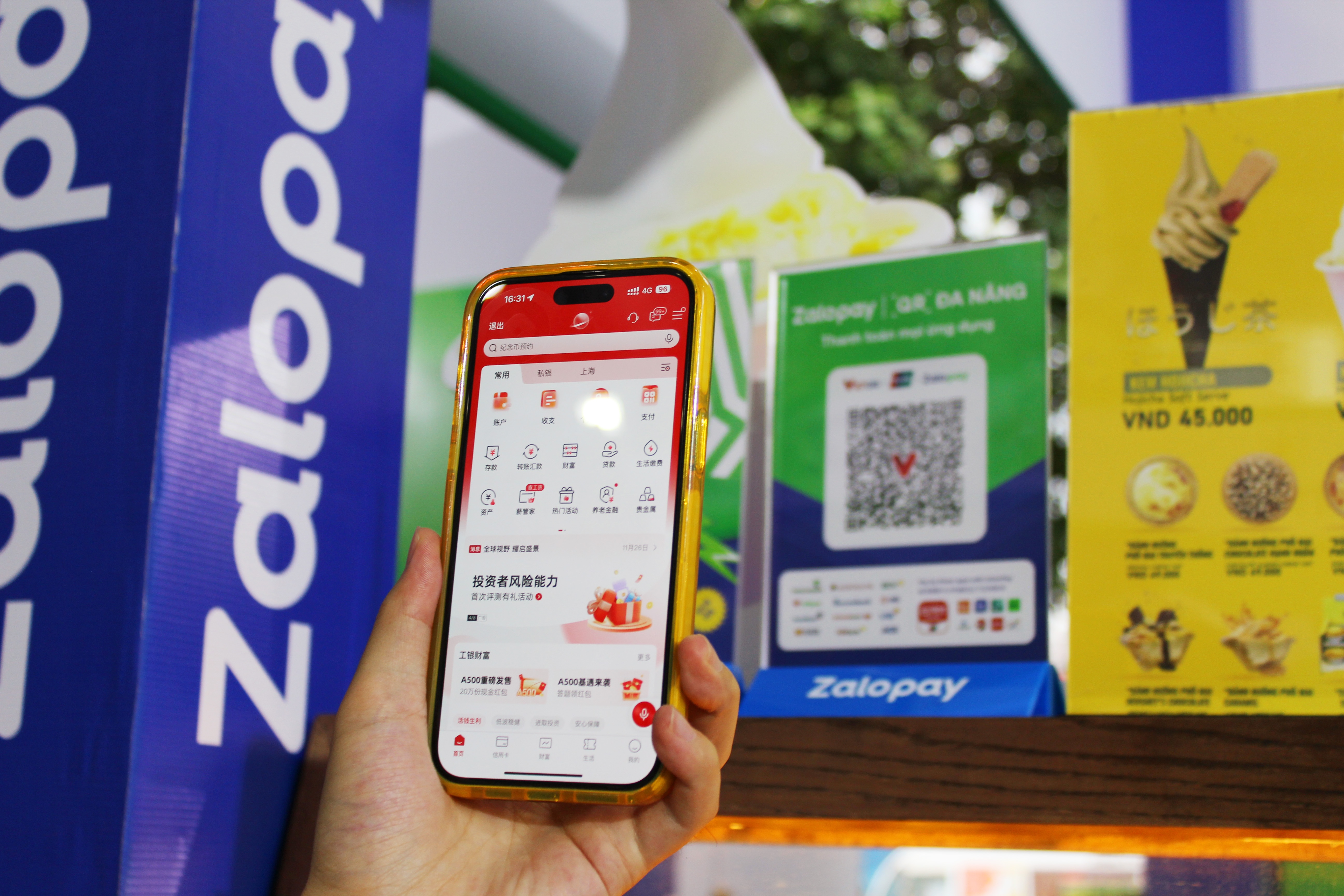 Day manh thanh toan khong tien mat voi khach quoc te hinh anh