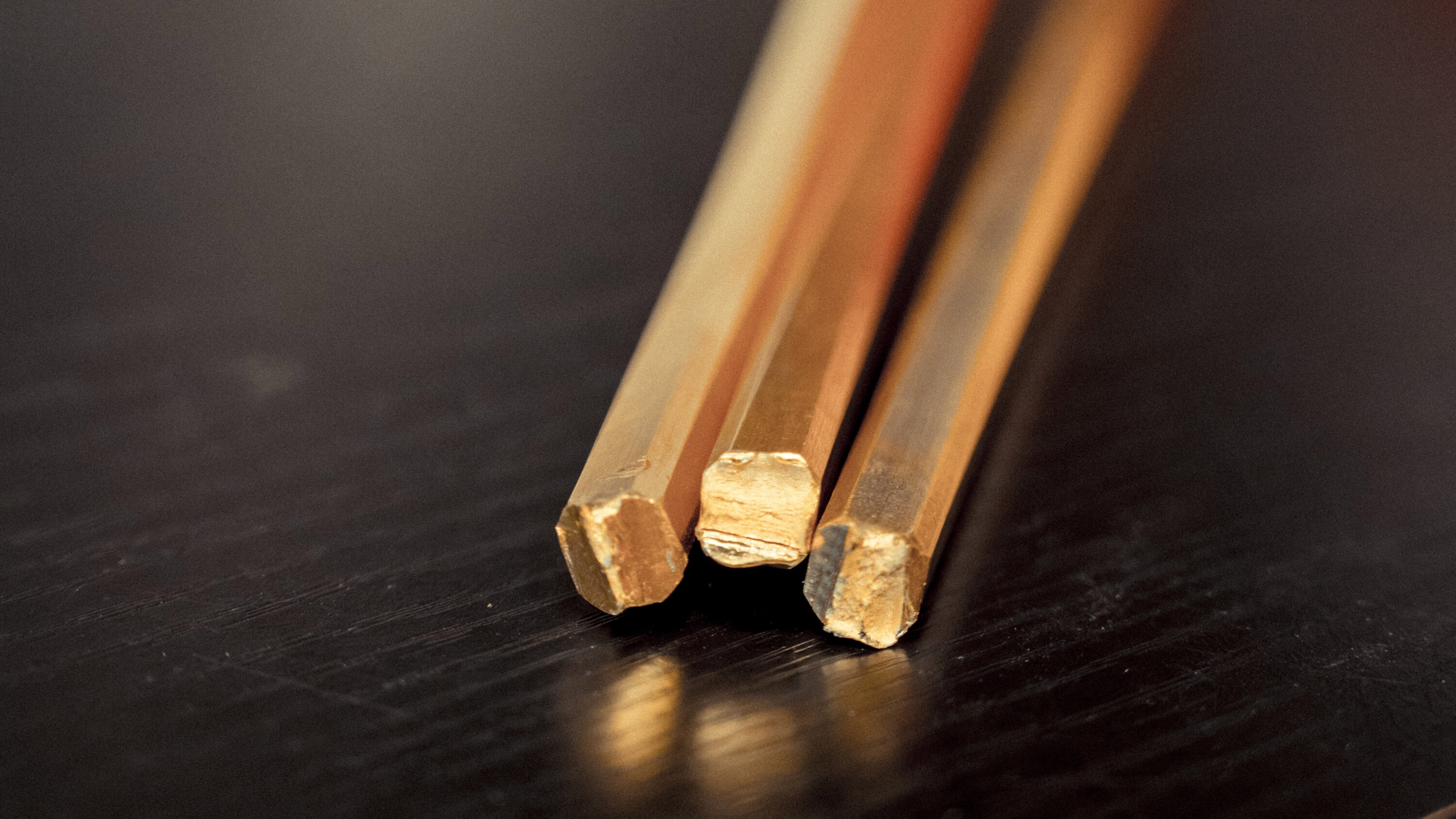 Bien laptop cu thanh trang suc vang 9 carat hinh anh