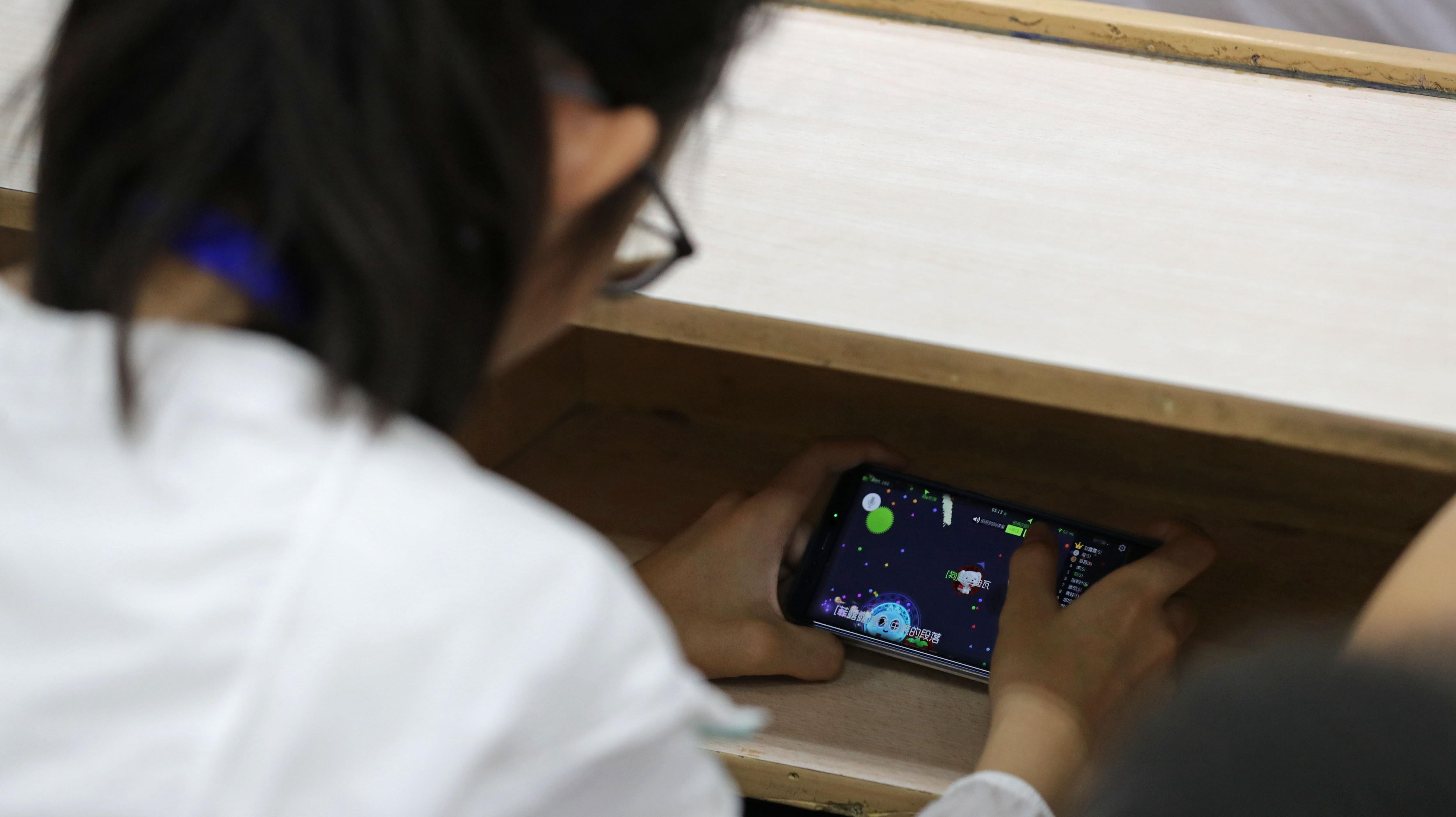 Hoc sinh Trung Quoc giau dien thoai trong binh nuoc, sach gia hinh anh